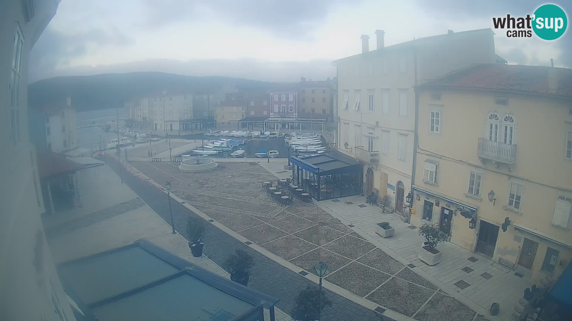 Cámara en vivo ciudad de Cres – plaza principal y “mandrač” – isla de Cres – Croacia