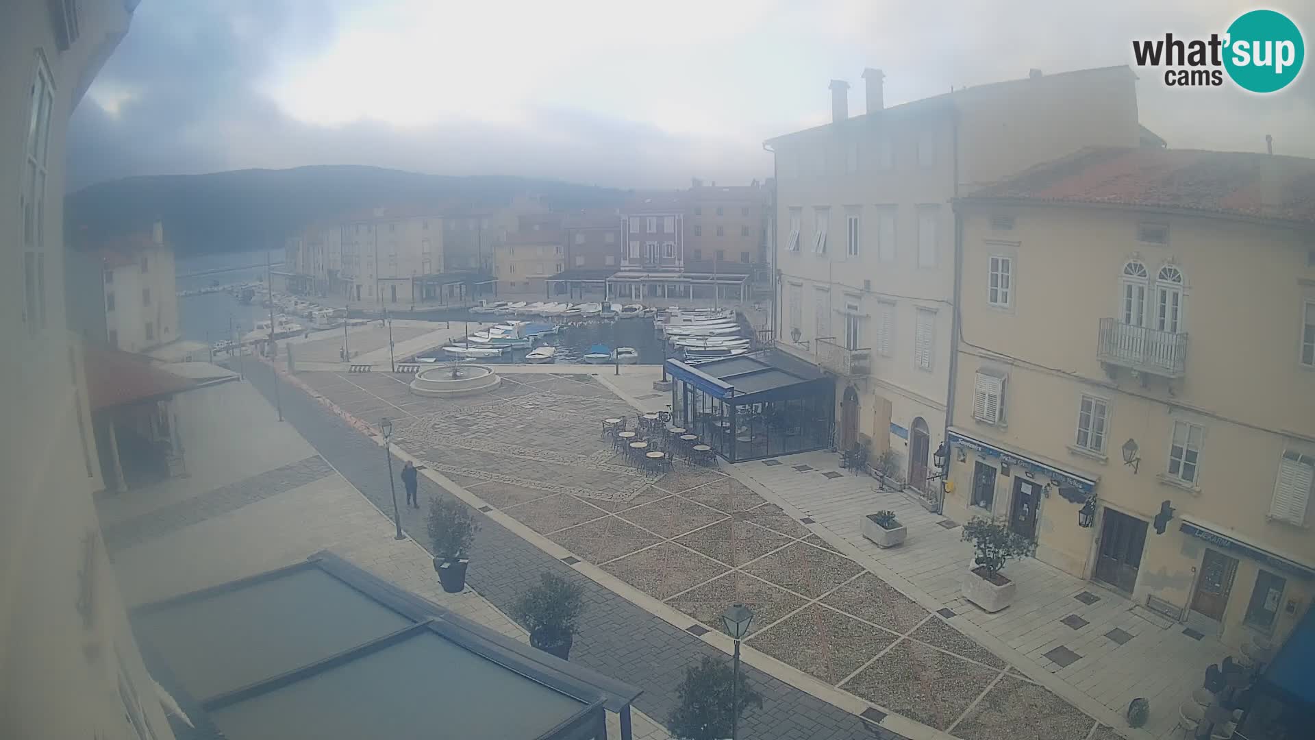 Cámara en vivo ciudad de Cres – plaza principal y “mandrač” – isla de Cres – Croacia