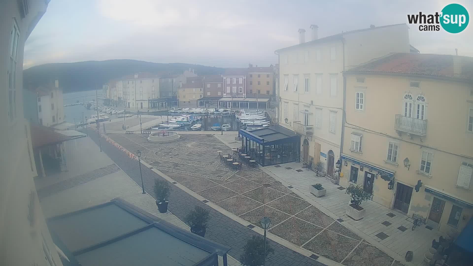 Cámara en vivo ciudad de Cres – plaza principal y “mandrač” – isla de Cres – Croacia