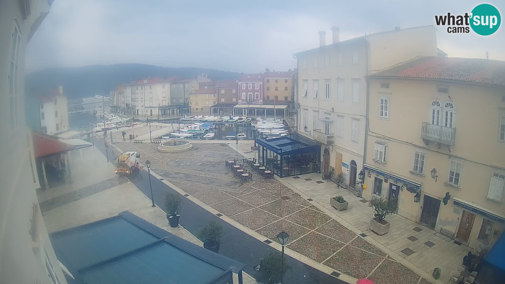 Cámara en vivo ciudad de Cres – plaza principal y “mandrač” – isla de Cres – Croacia