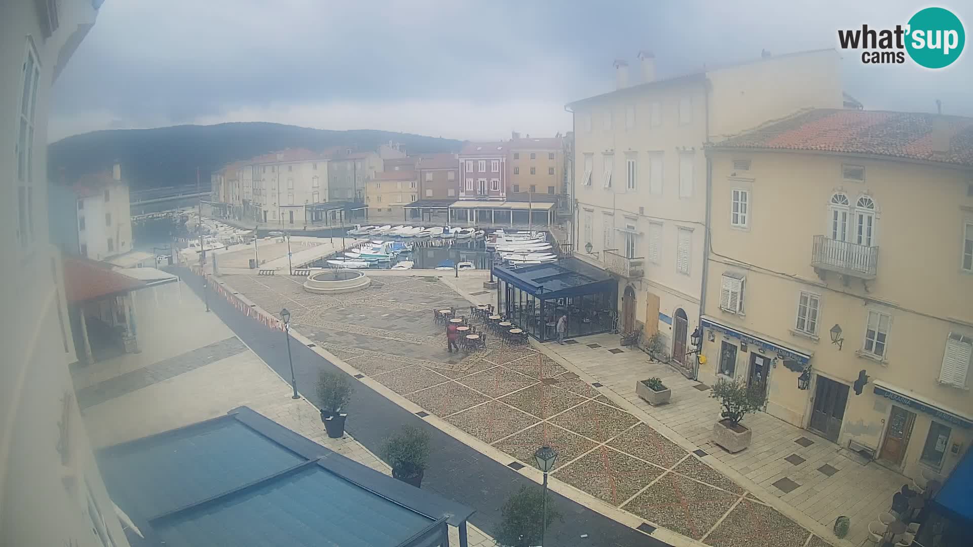 LIVE cam Cres city – place principale et “mandrač” – île de Cres – Croatie