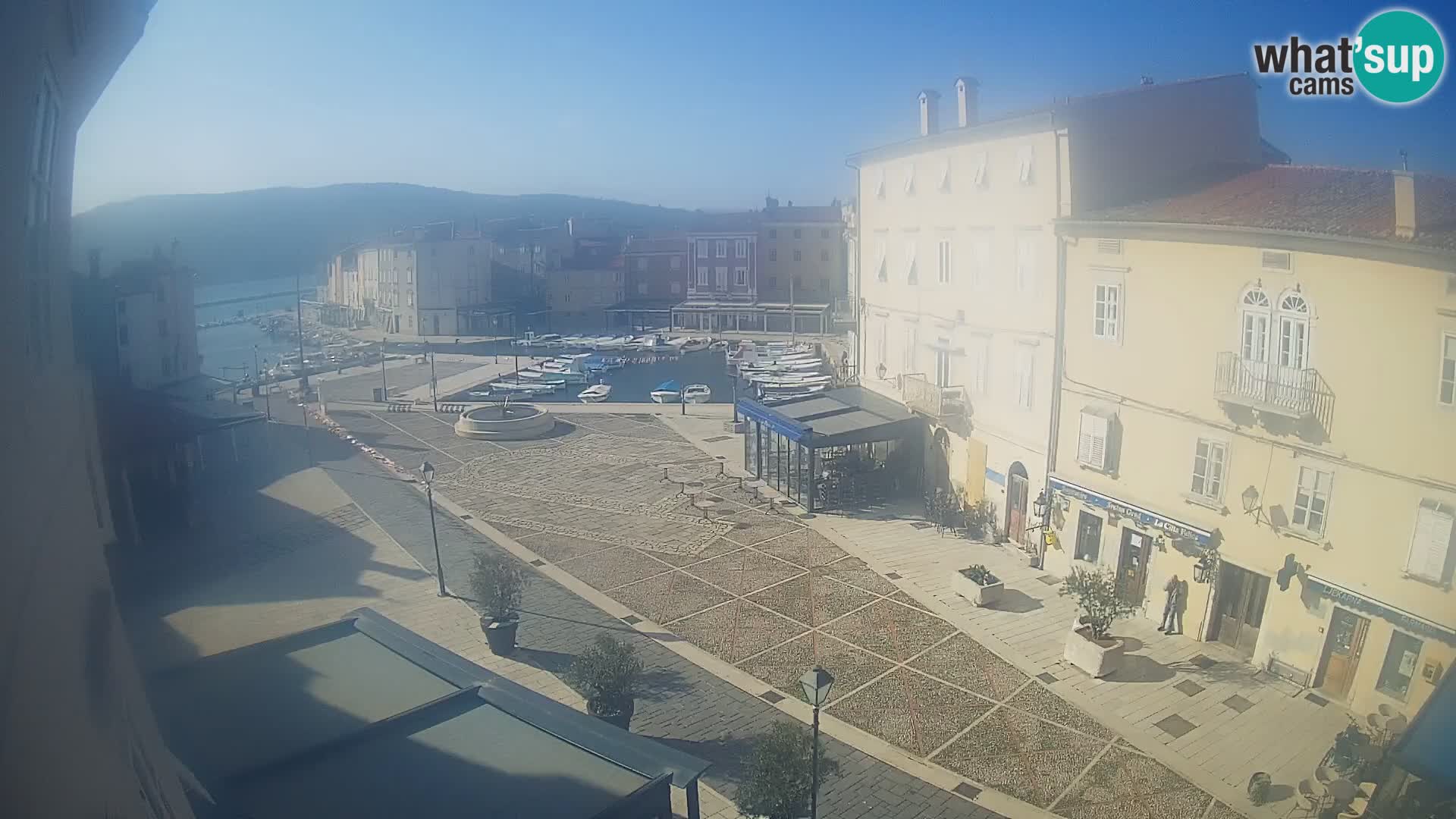 Cámara en vivo ciudad de Cres – plaza principal y “mandrač” – isla de Cres – Croacia