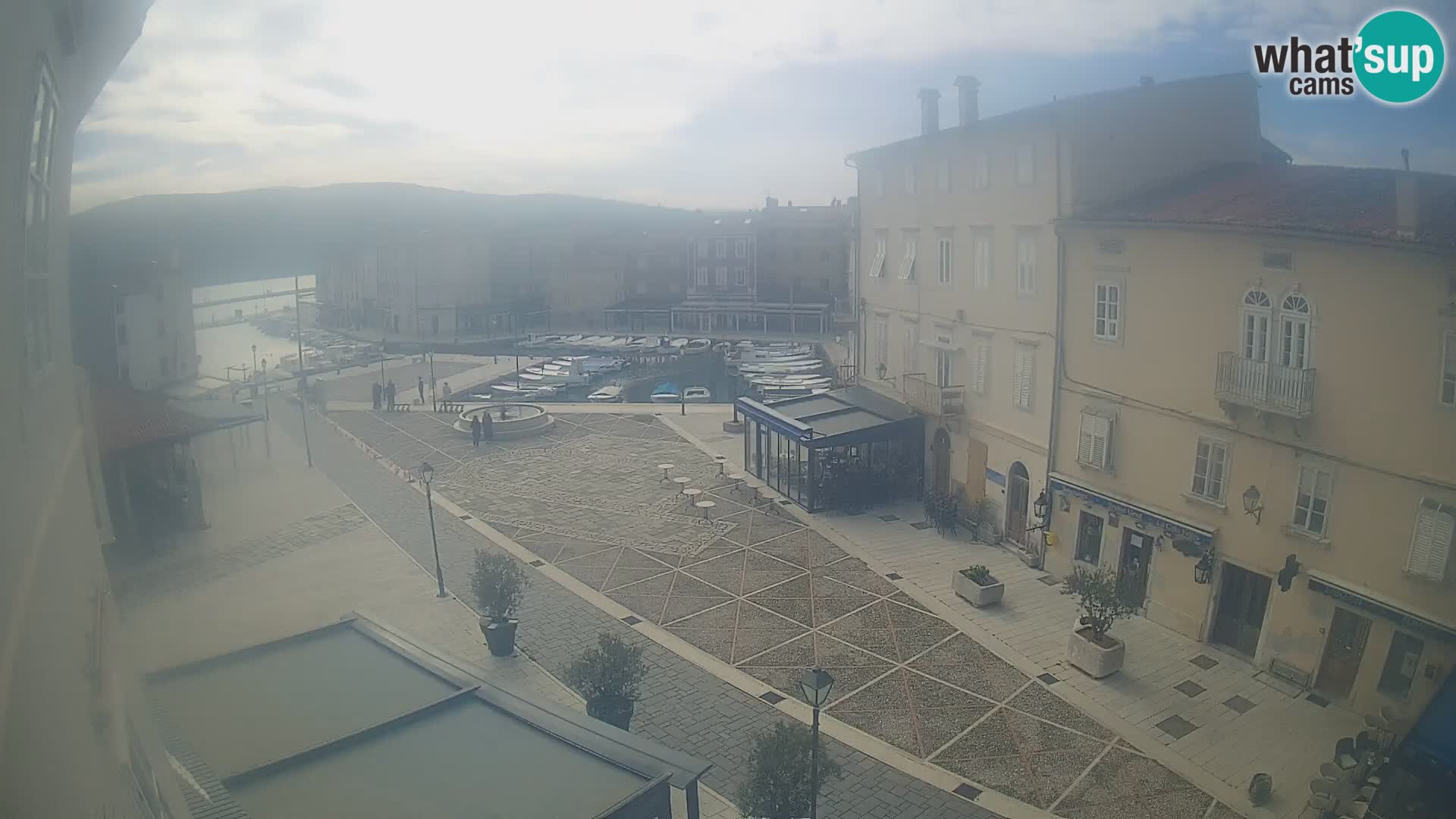 LIVE cam Cres city – place principale et “mandrač” – île de Cres – Croatie