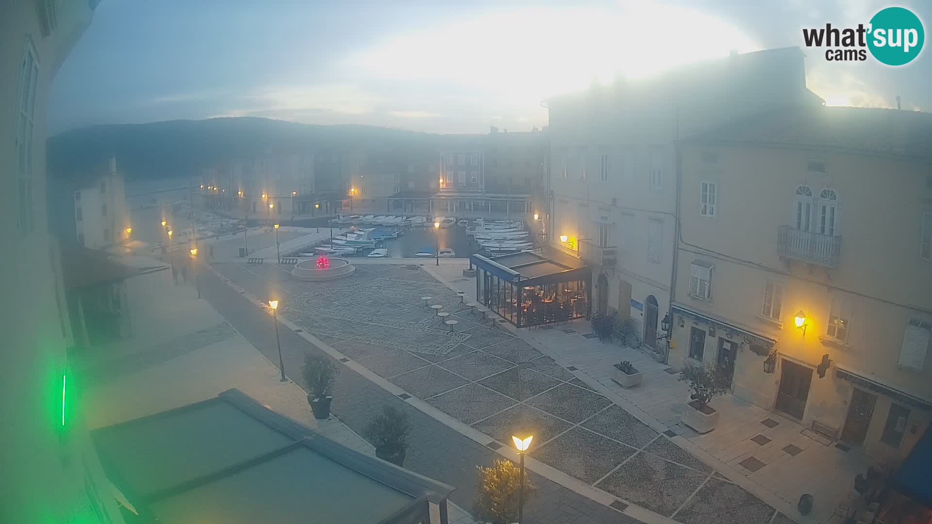 LIVE cam Cres city – place principale et “mandrač” – île de Cres – Croatie