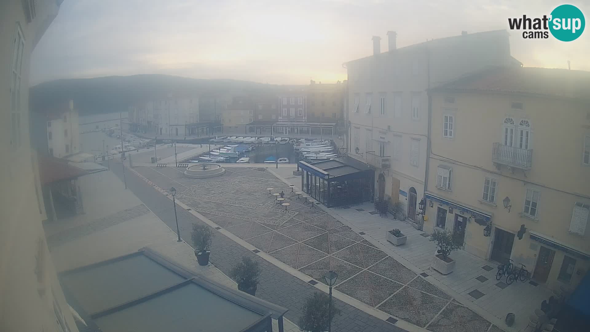 LIVE cam Cres city – place principale et “mandrač” – île de Cres – Croatie