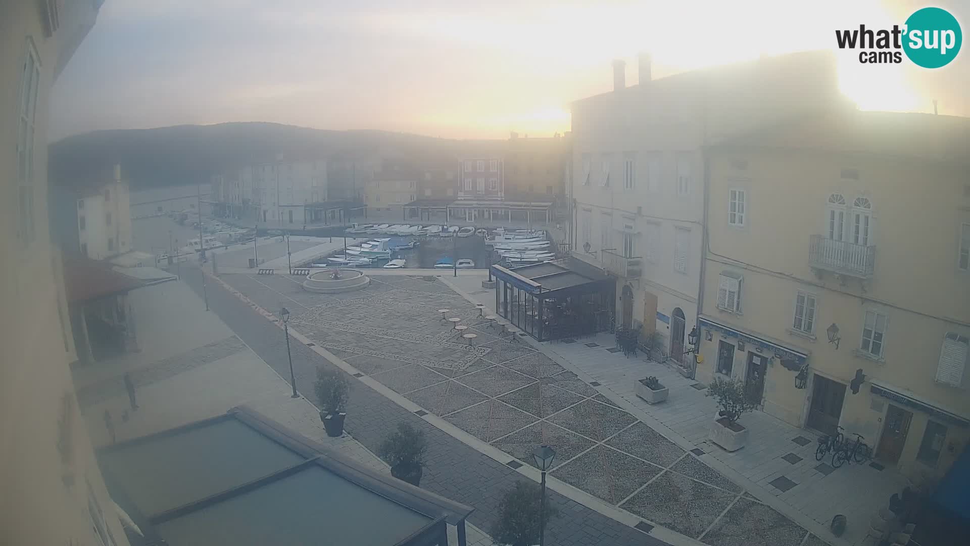 LIVE cam Cres Stadt – Hauptplatz und “mandrač” – Cres Insel – Kroatien