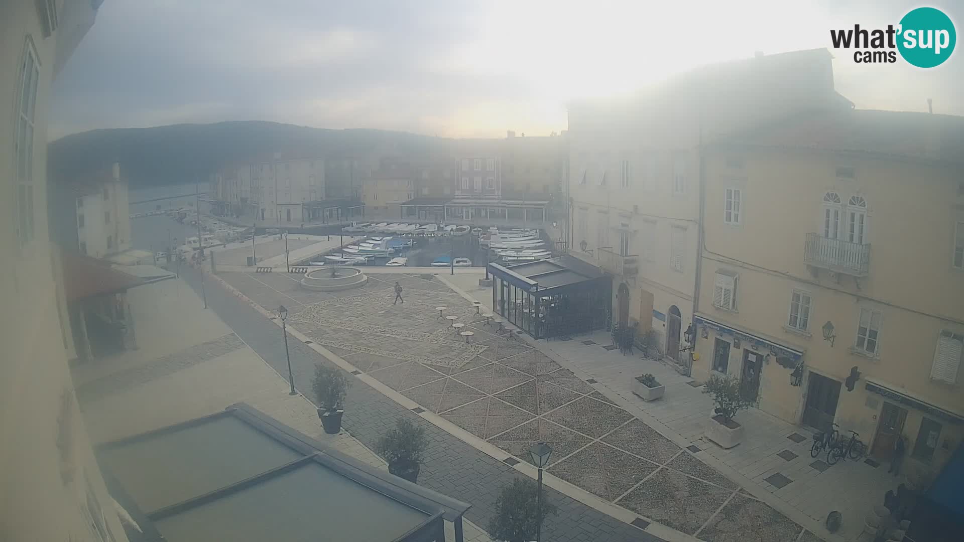 LIVE cam Cres city – place principale et “mandrač” – île de Cres – Croatie