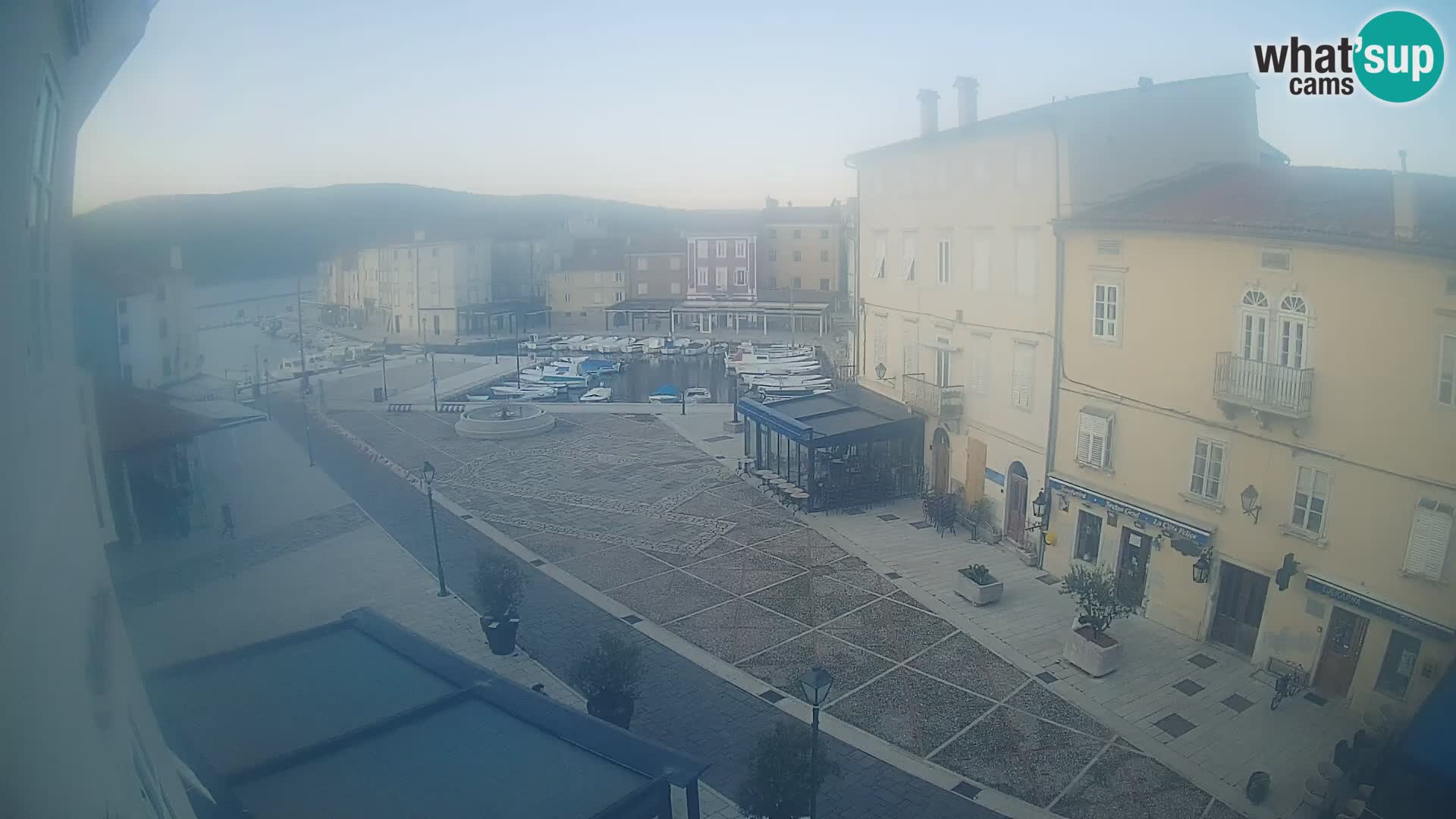 V ŽIVO spletna kamera Cres mesto – glavni trg in “mandrač” – otok Cres – Hrvaška