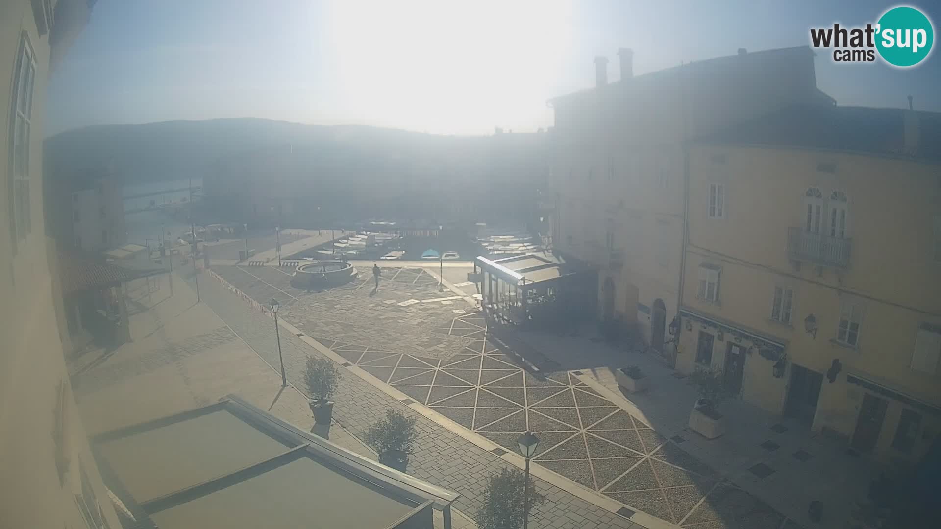 LIVE cam Cres city – place principale et “mandrač” – île de Cres – Croatie