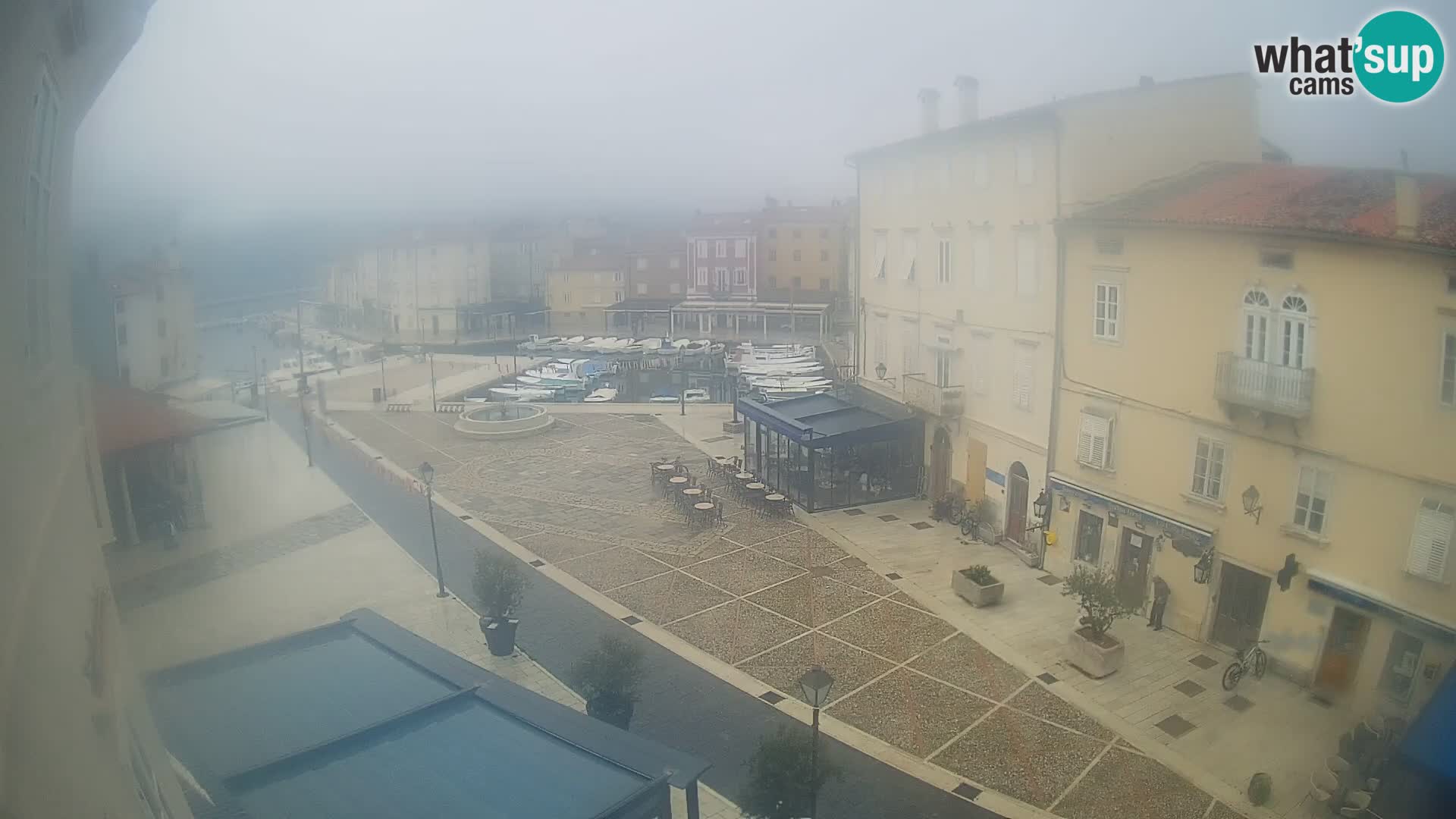 Web kamera Grad Cres – glavni trg i “mandrač” – otok Cres