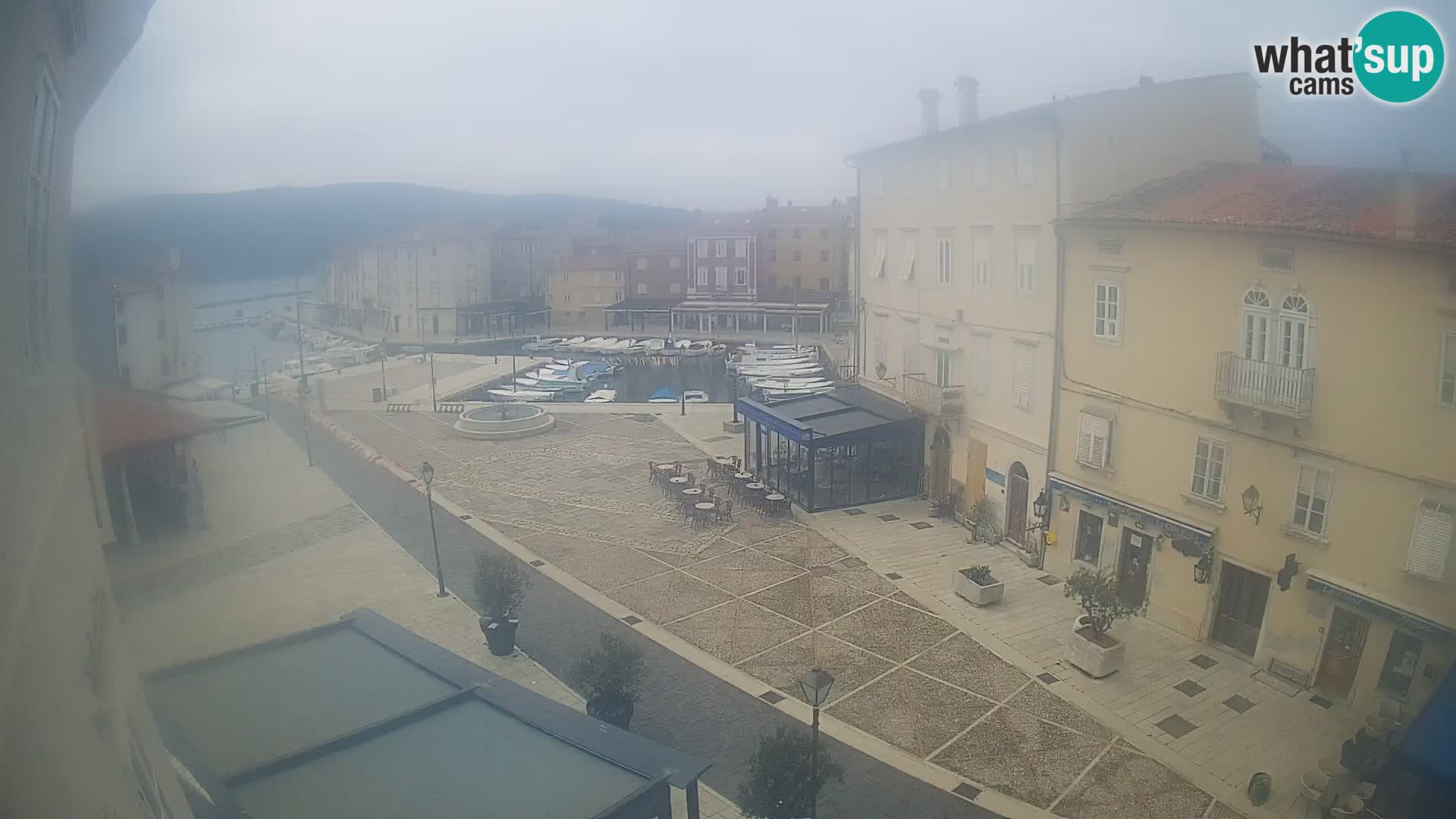 LIVE cam Cres city – place principale et “mandrač” – île de Cres – Croatie