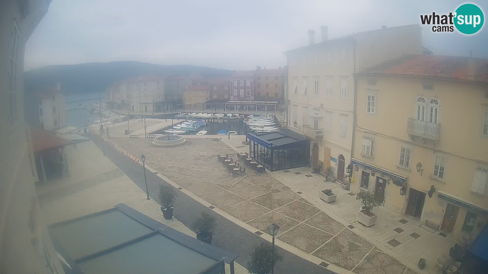 V ŽIVO spletna kamera Cres mesto – glavni trg in “mandrač” – otok Cres – Hrvaška