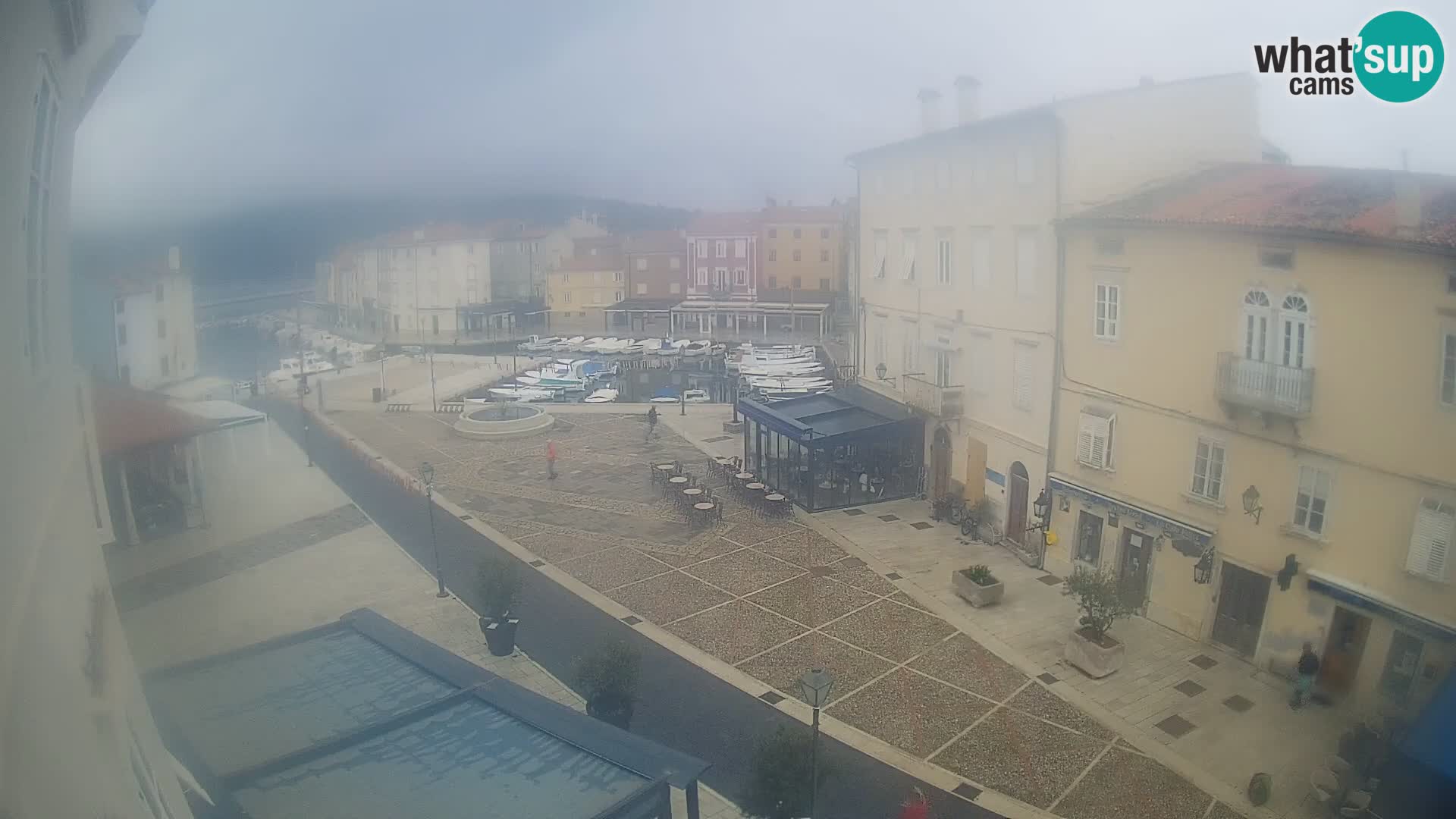 V ŽIVO spletna kamera Cres mesto – glavni trg in “mandrač” – otok Cres – Hrvaška