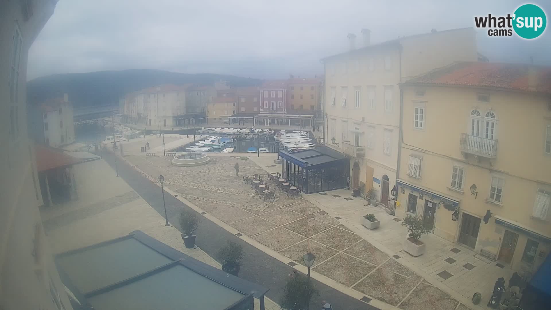 LIVE cam Cres city – place principale et “mandrač” – île de Cres – Croatie