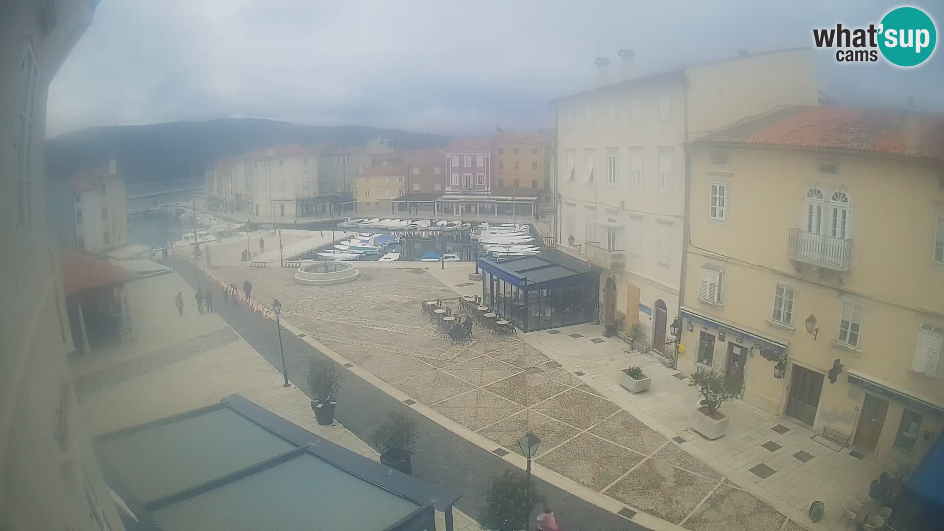 LIVE cam Cres città – piazza principale e “mandrač” – isola di Cherso – Croazia