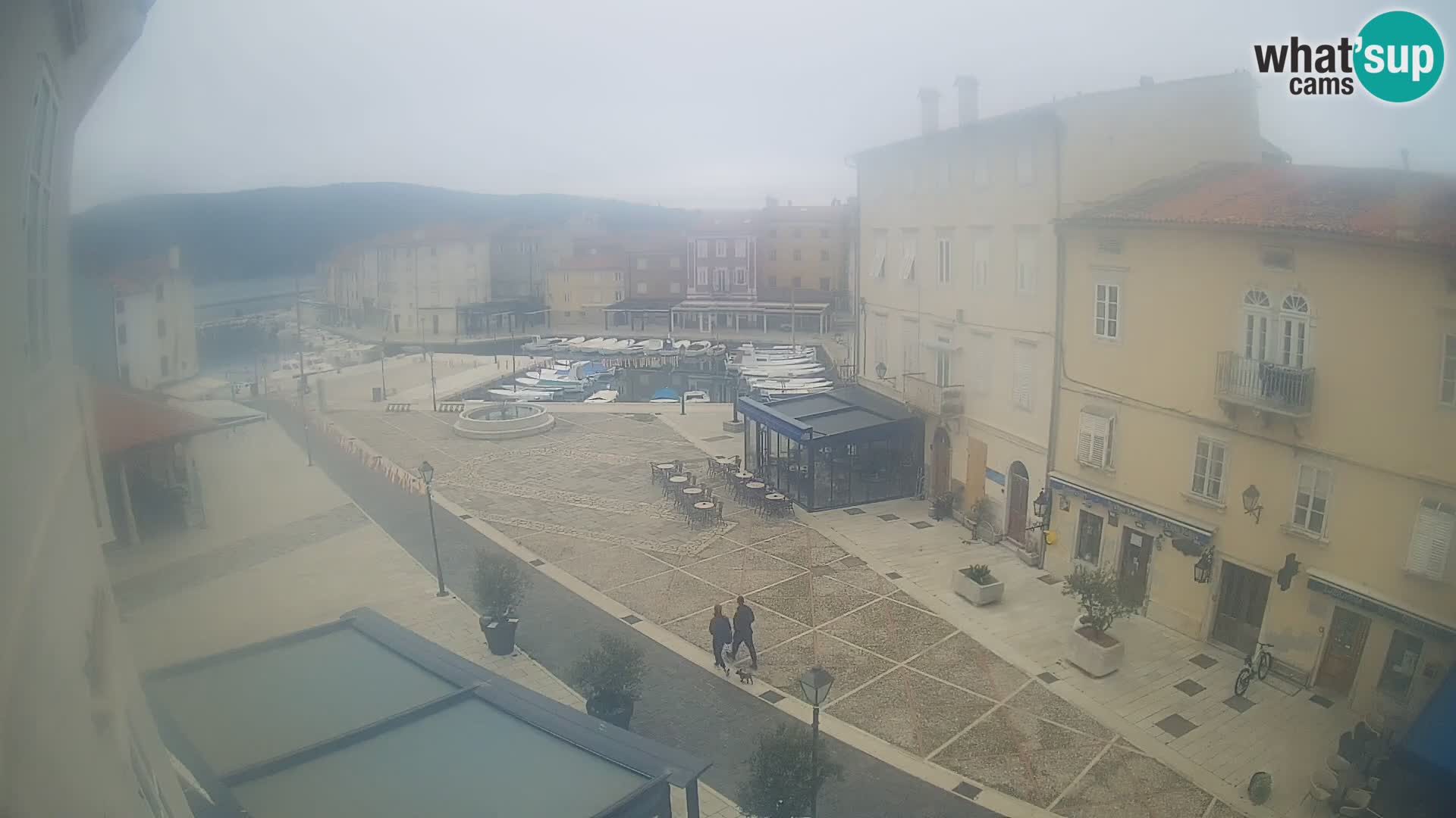 V ŽIVO spletna kamera Cres mesto – glavni trg in “mandrač” – otok Cres – Hrvaška