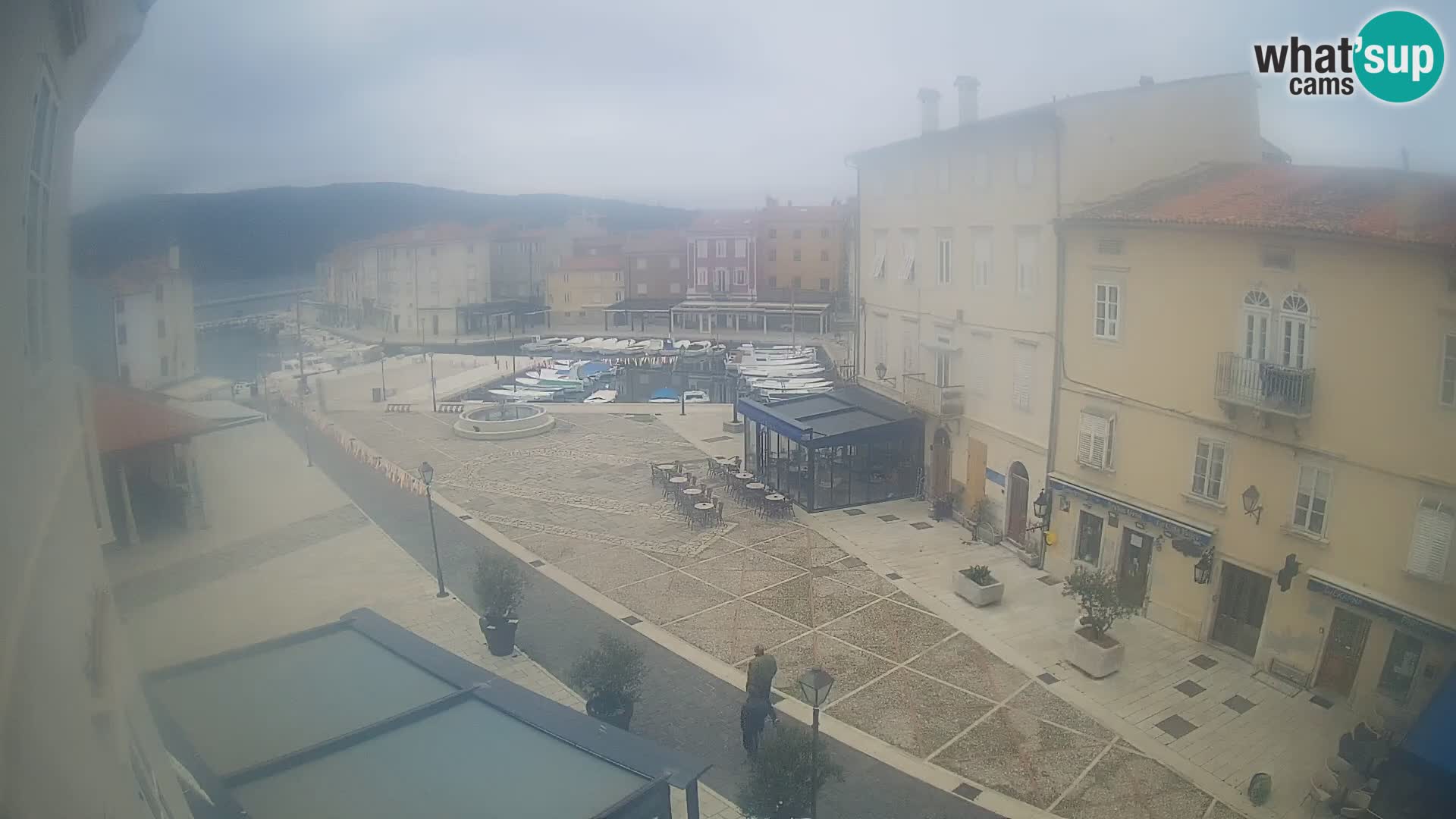 Kamera v ŽIVO Cres mesto – glavni trg in “mandrač” – otok Cres – Hrvaška