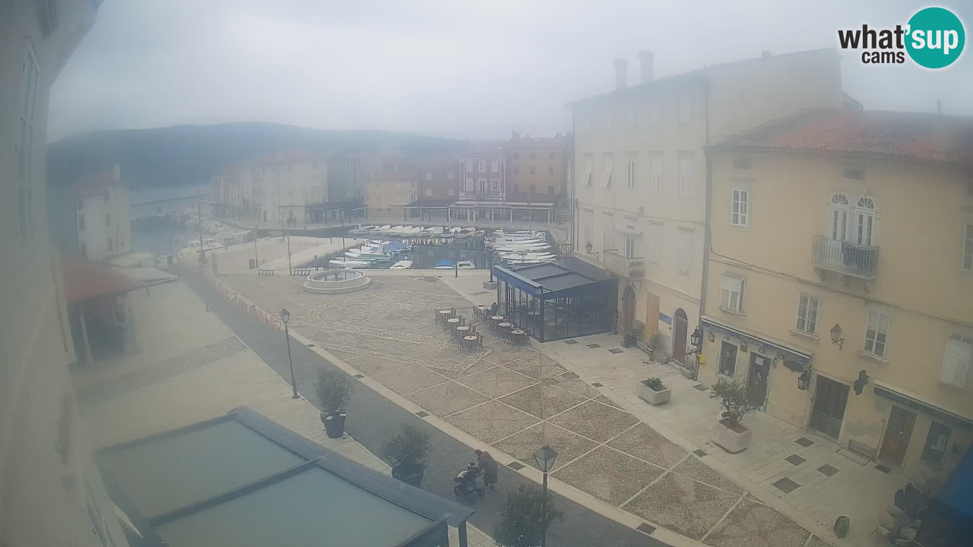 LIVE cam Cres city – place principale et “mandrač” – île de Cres – Croatie