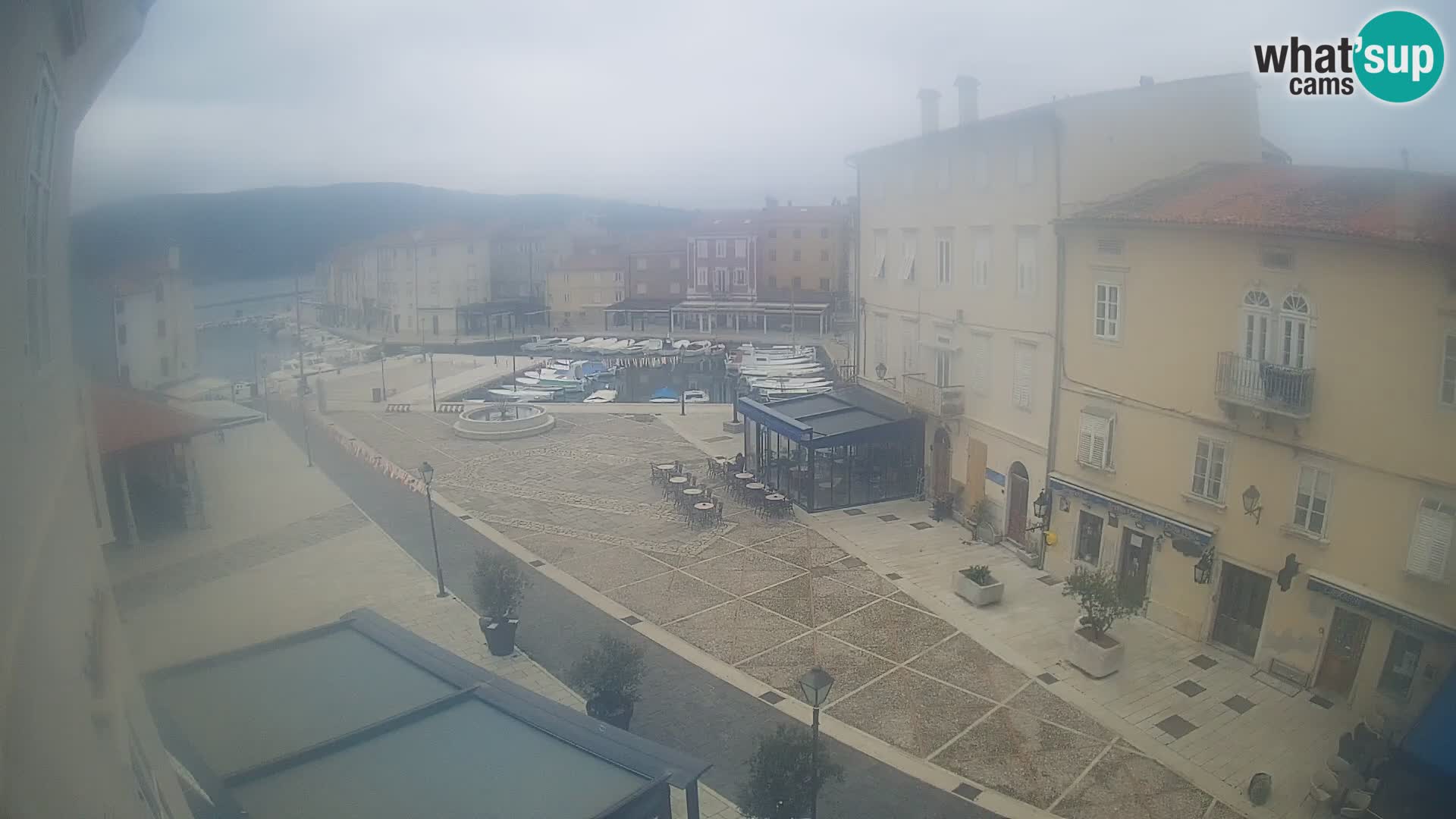 Web kamera Grad Cres – glavni trg i “mandrač” – otok Cres