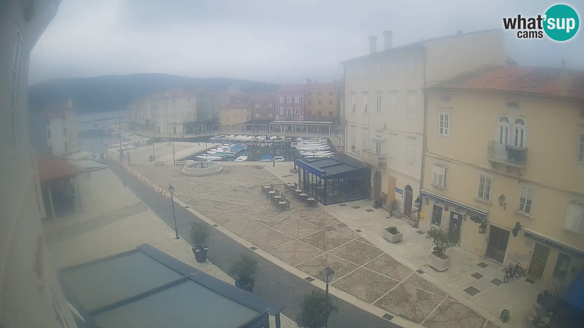 V ŽIVO spletna kamera Cres mesto – glavni trg in “mandrač” – otok Cres – Hrvaška