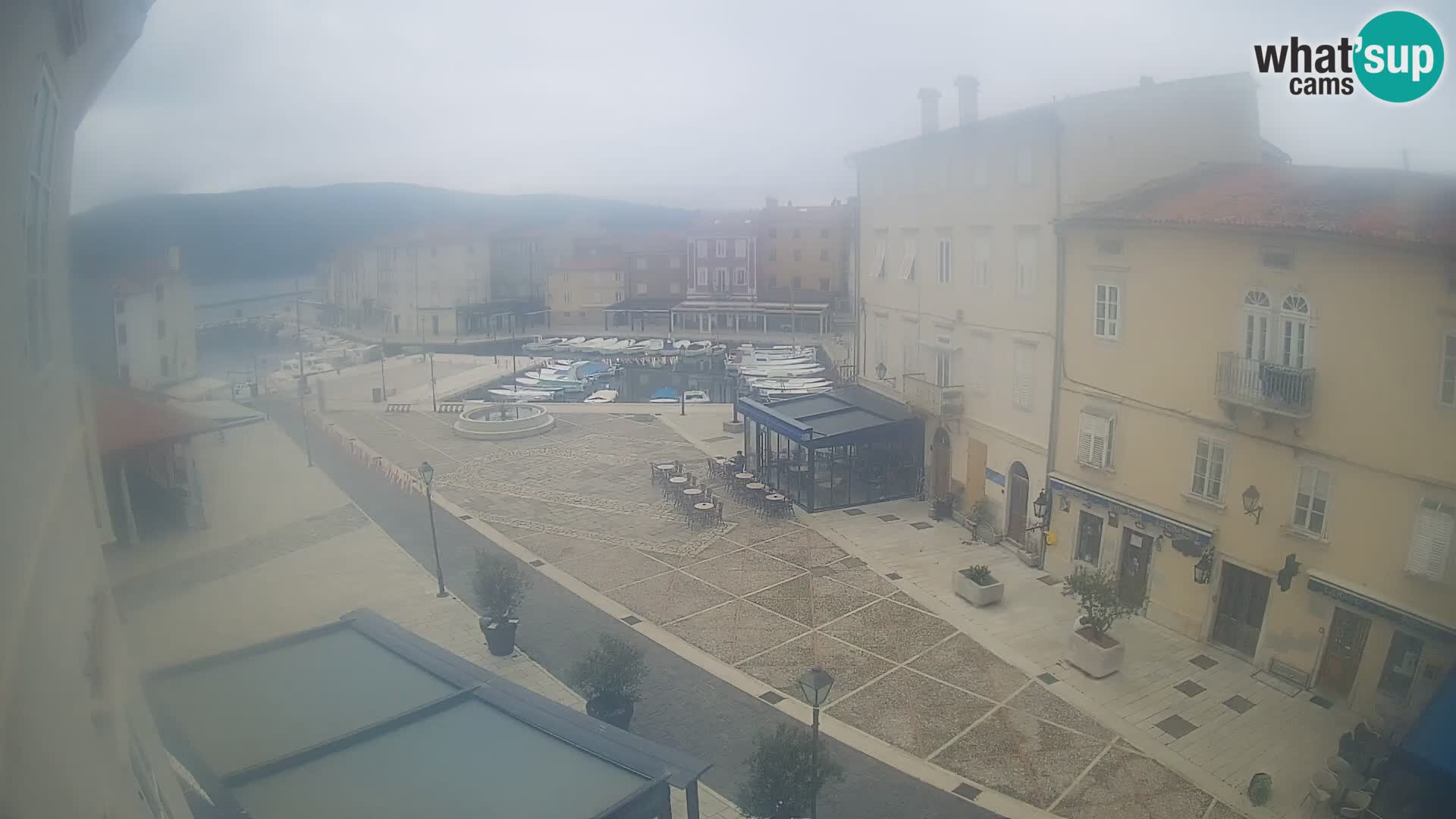 V ŽIVO spletna kamera Cres mesto – glavni trg in “mandrač” – otok Cres – Hrvaška