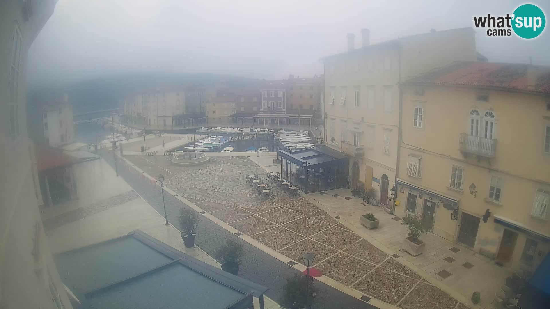 V ŽIVO spletna kamera Cres mesto – glavni trg in “mandrač” – otok Cres – Hrvaška