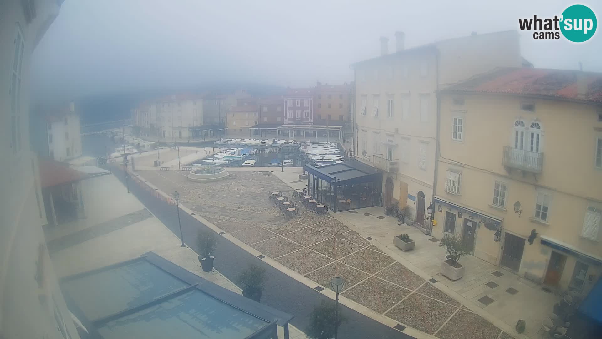 V ŽIVO spletna kamera Cres mesto – glavni trg in “mandrač” – otok Cres – Hrvaška