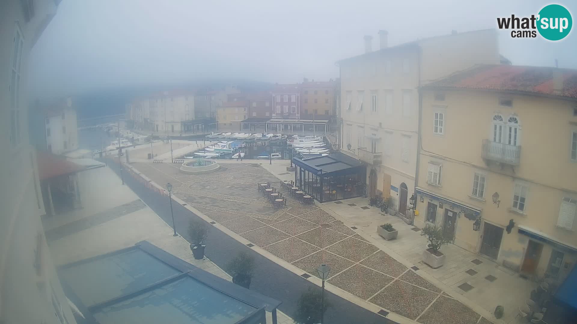 V ŽIVO spletna kamera Cres mesto – glavni trg in “mandrač” – otok Cres – Hrvaška