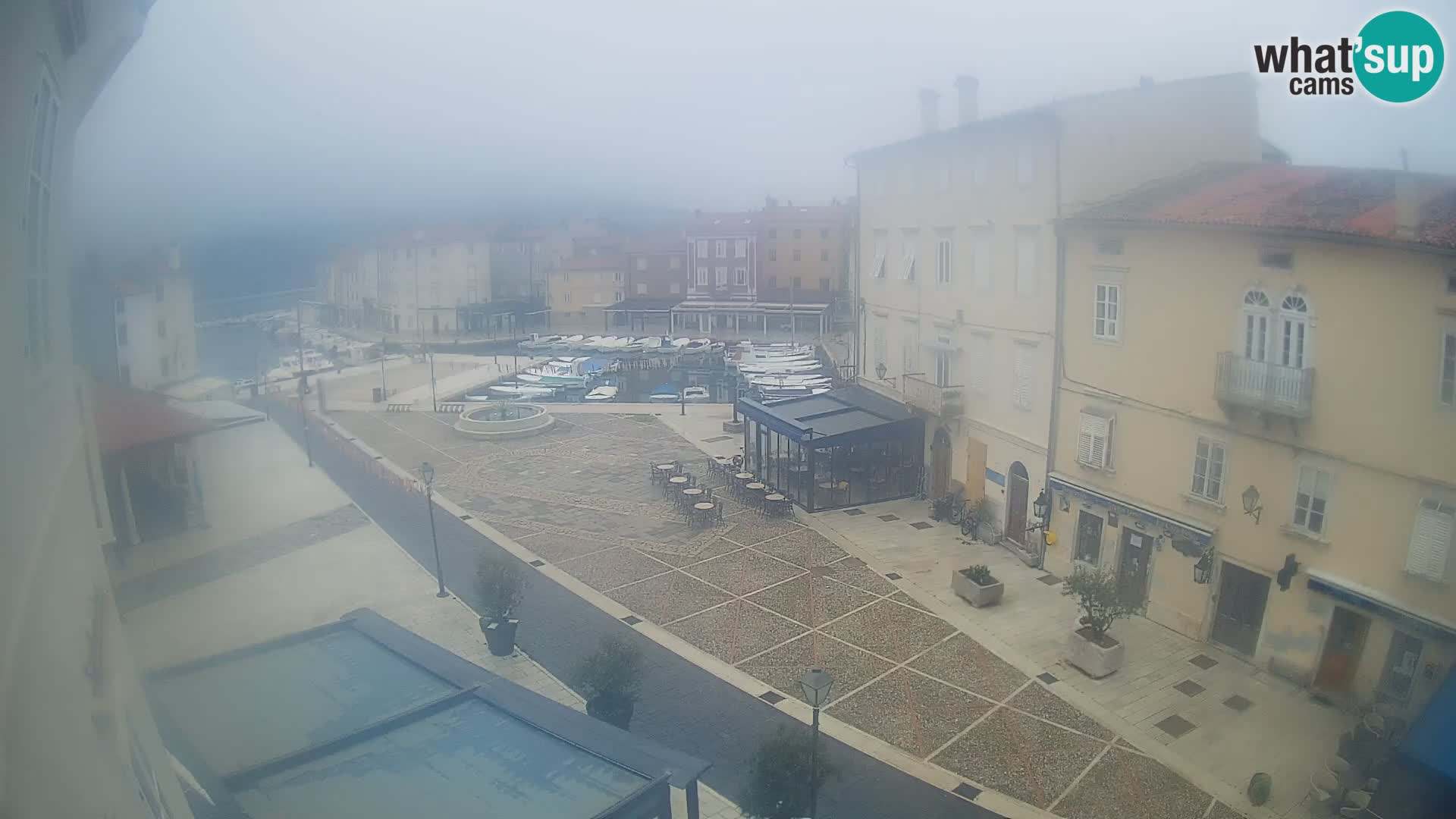 V ŽIVO spletna kamera Cres mesto – glavni trg in “mandrač” – otok Cres – Hrvaška