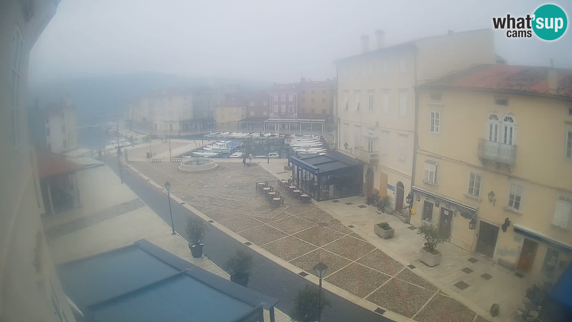 Web kamera Grad Cres – glavni trg i “mandrač” – otok Cres