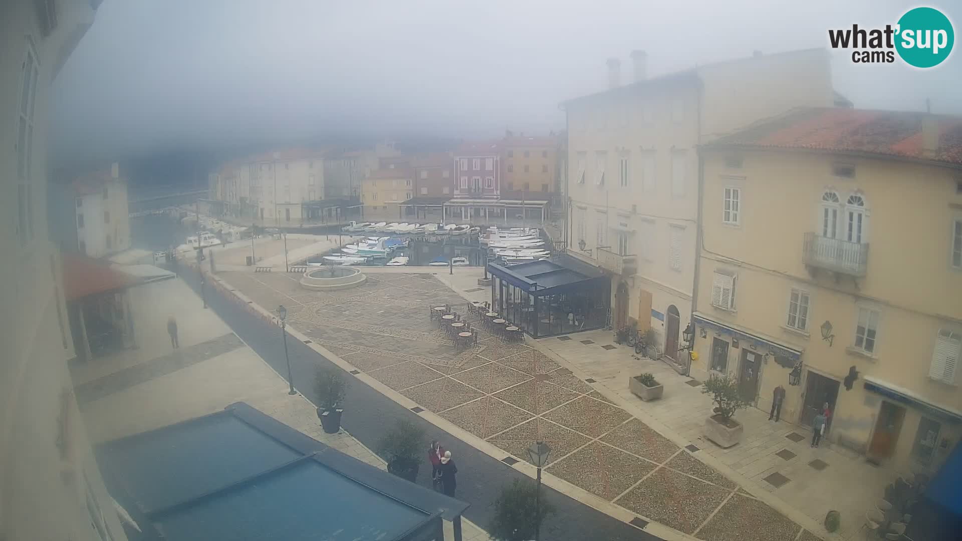 V ŽIVO spletna kamera Cres mesto – glavni trg in “mandrač” – otok Cres – Hrvaška