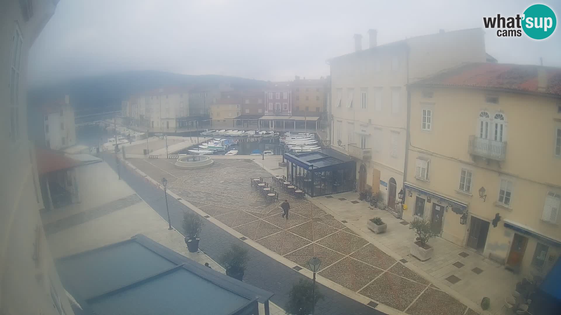 Web kamera Grad Cres – glavni trg i “mandrač” – otok Cres