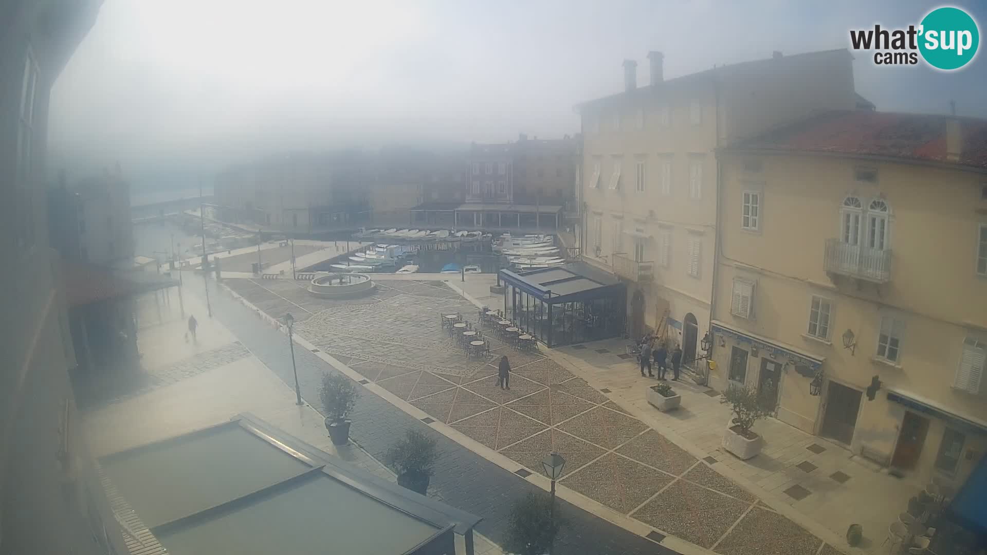 V ŽIVO spletna kamera Cres mesto – glavni trg in “mandrač” – otok Cres – Hrvaška