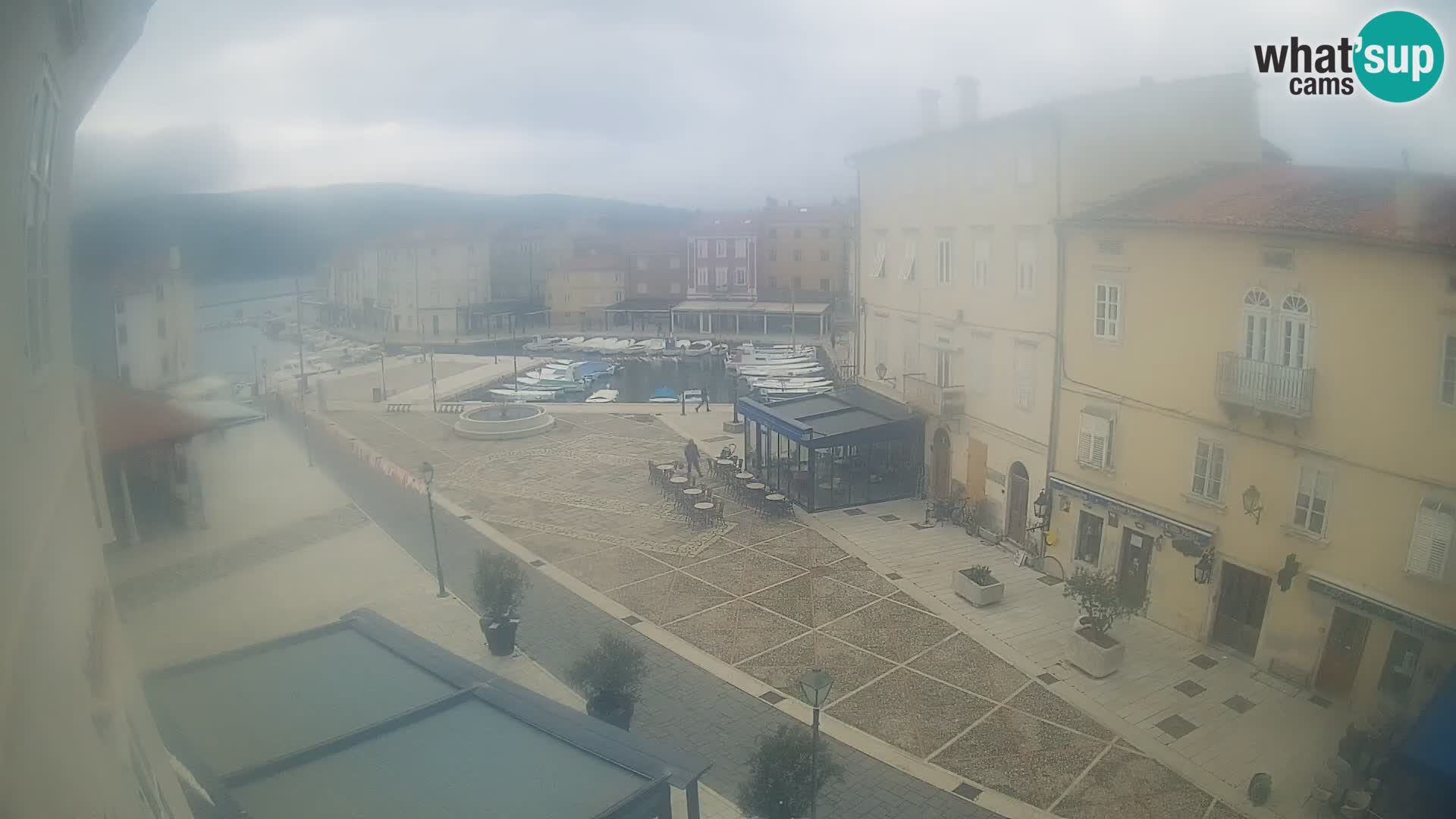 V ŽIVO spletna kamera Cres mesto – glavni trg in “mandrač” – otok Cres – Hrvaška