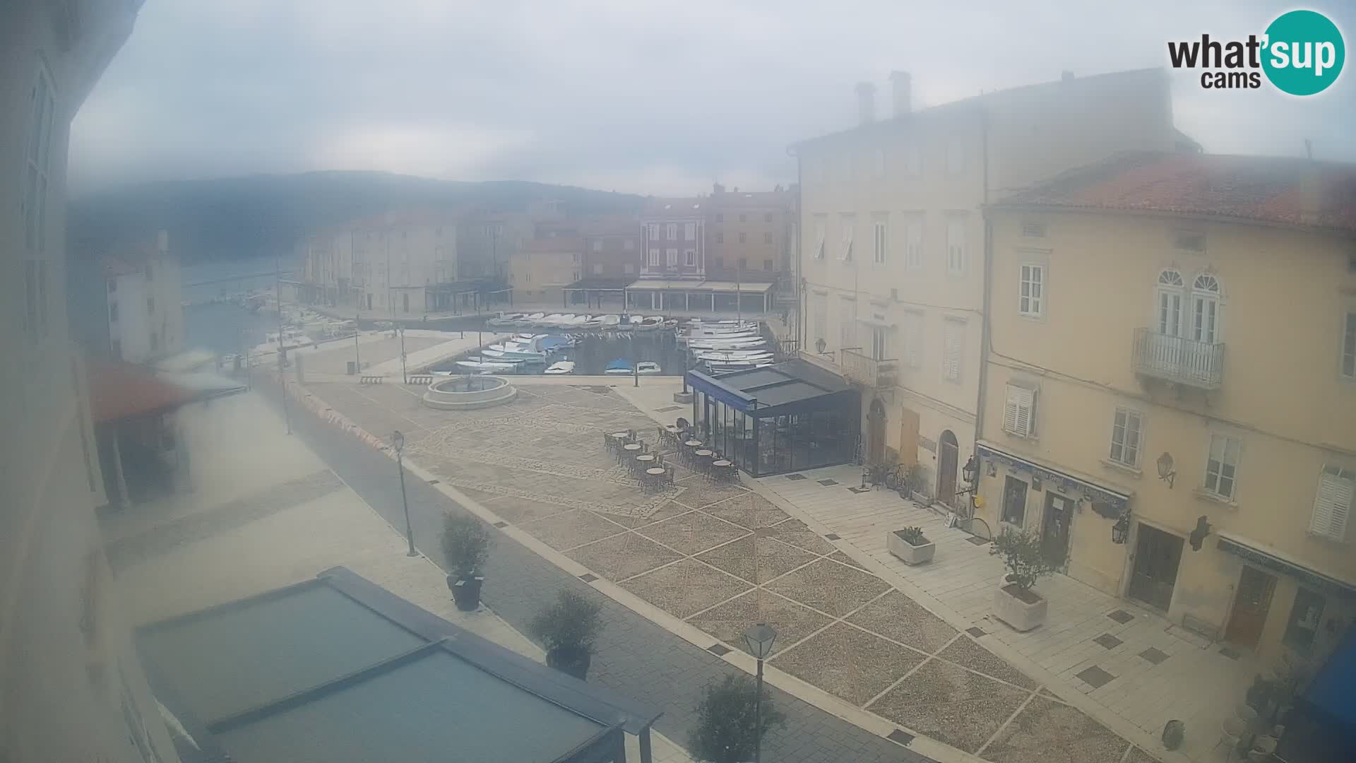 V ŽIVO spletna kamera Cres mesto – glavni trg in “mandrač” – otok Cres – Hrvaška