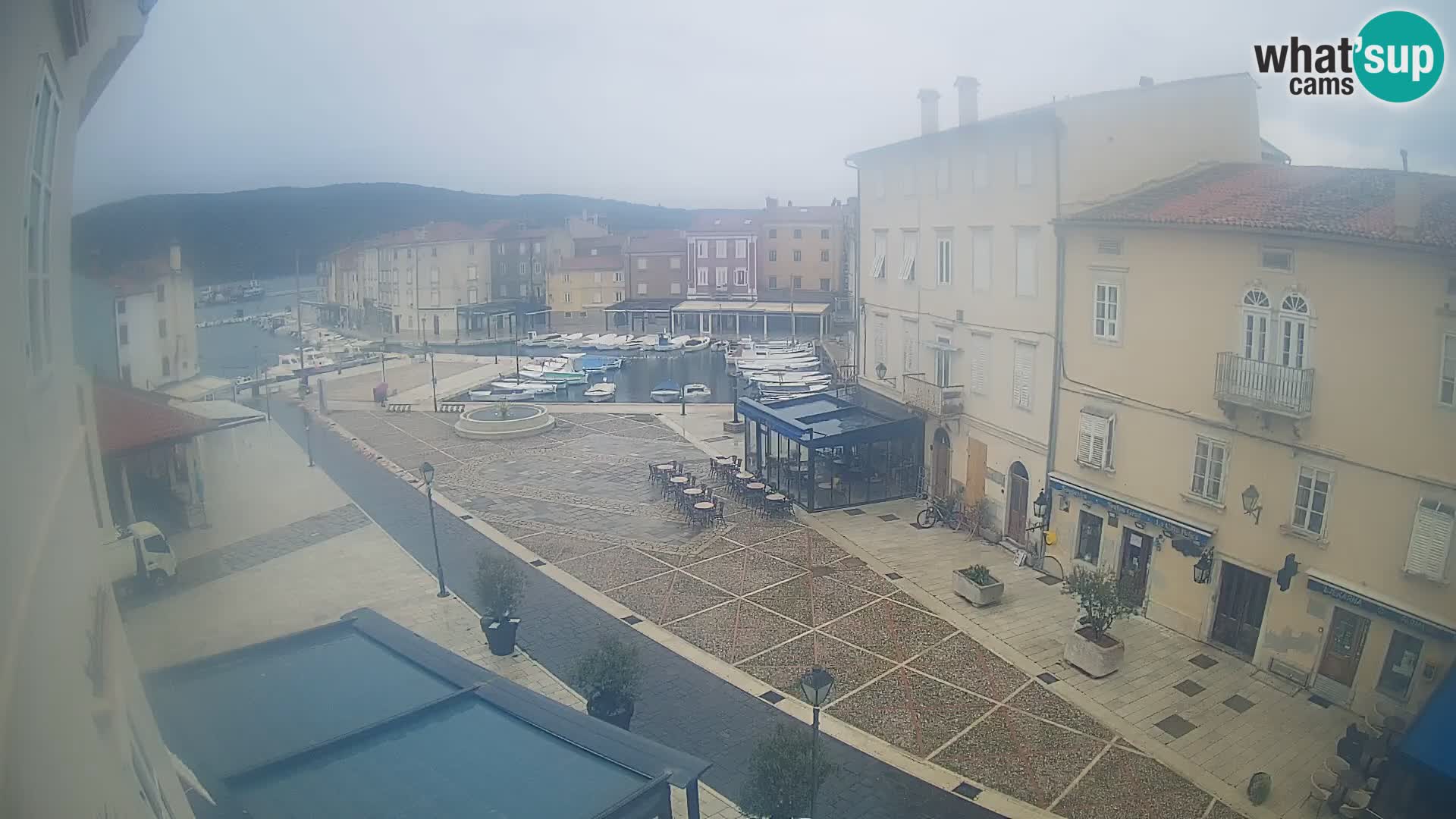 Cámara en vivo ciudad de Cres – plaza principal y “mandrač” – isla de Cres – Croacia