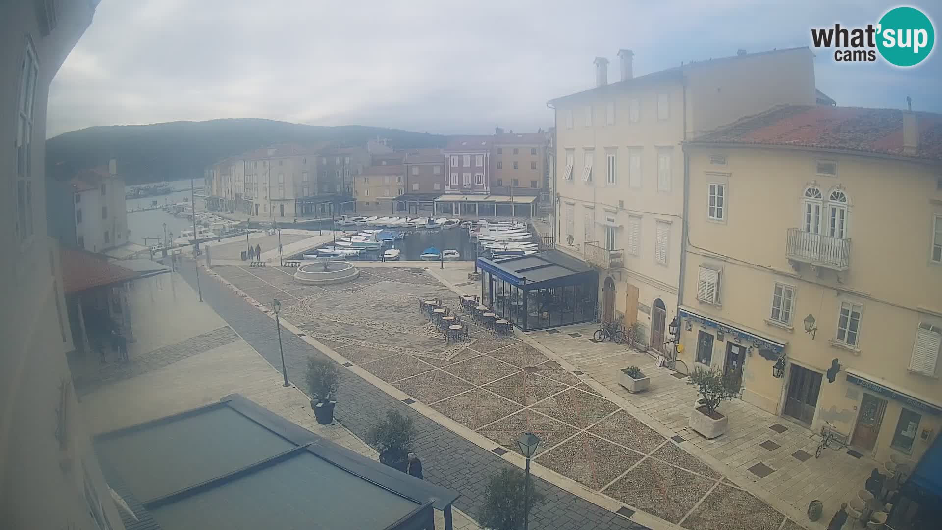 LIVE cam Cres city – place principale et “mandrač” – île de Cres – Croatie