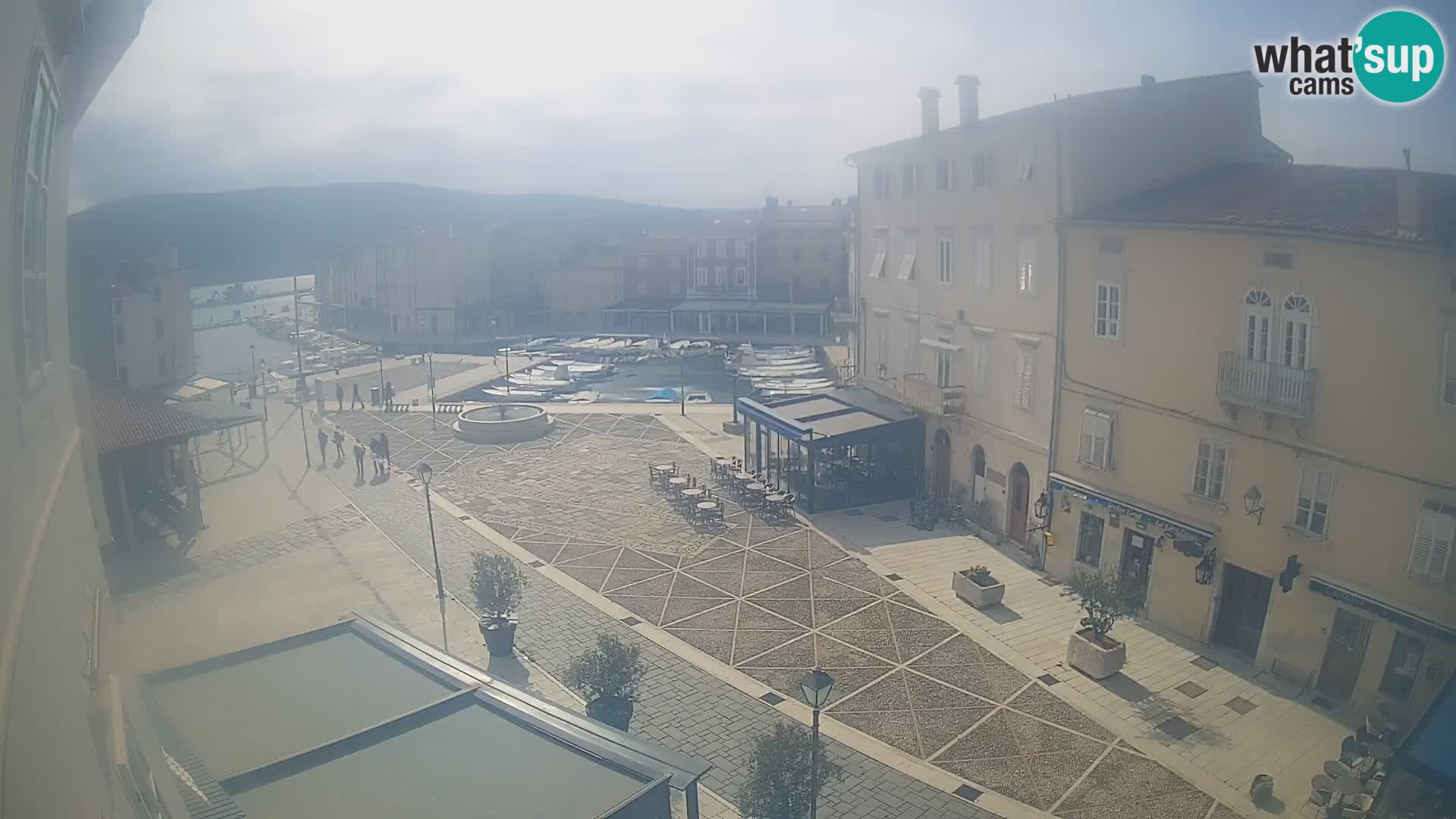 LIVE cam Cres city – place principale et “mandrač” – île de Cres – Croatie