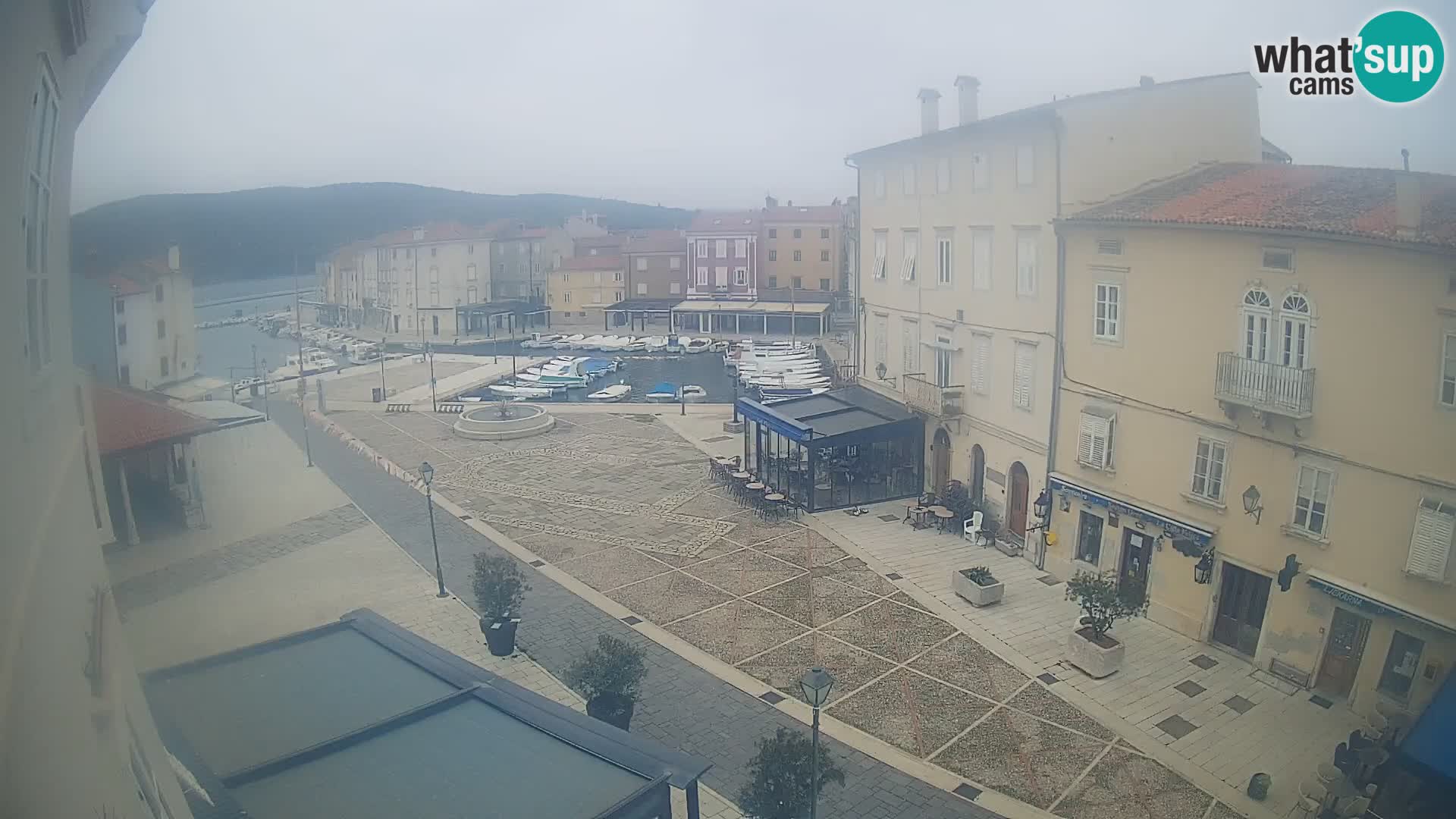 LIVE cam Cres city – place principale et “mandrač” – île de Cres – Croatie