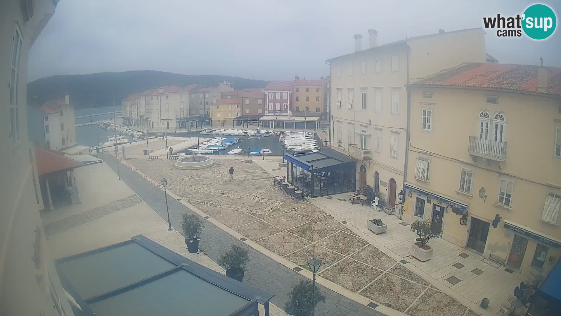 LIVE cam Cres city – place principale et “mandrač” – île de Cres – Croatie