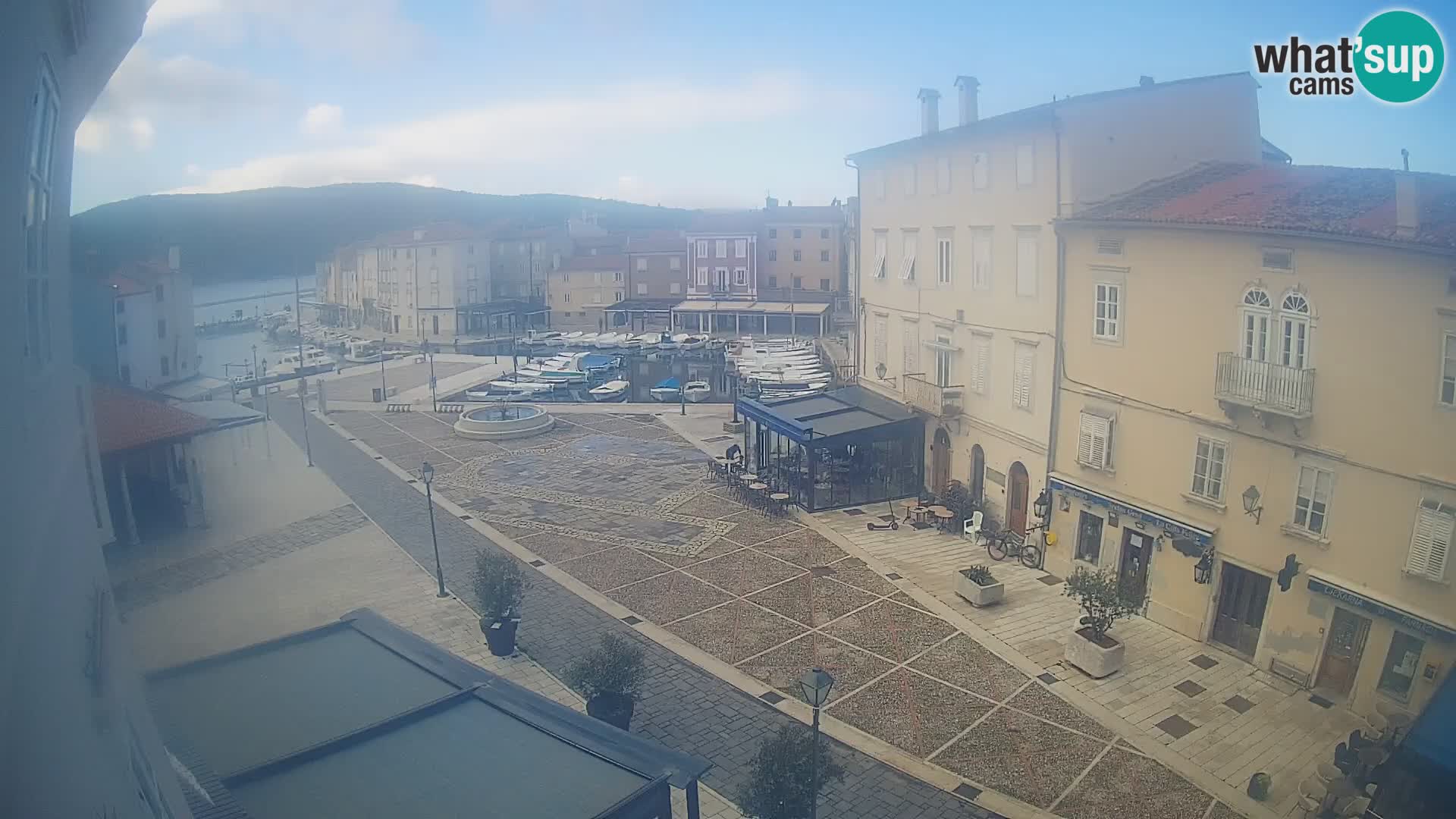 LIVE cam Cres city – place principale et “mandrač” – île de Cres – Croatie