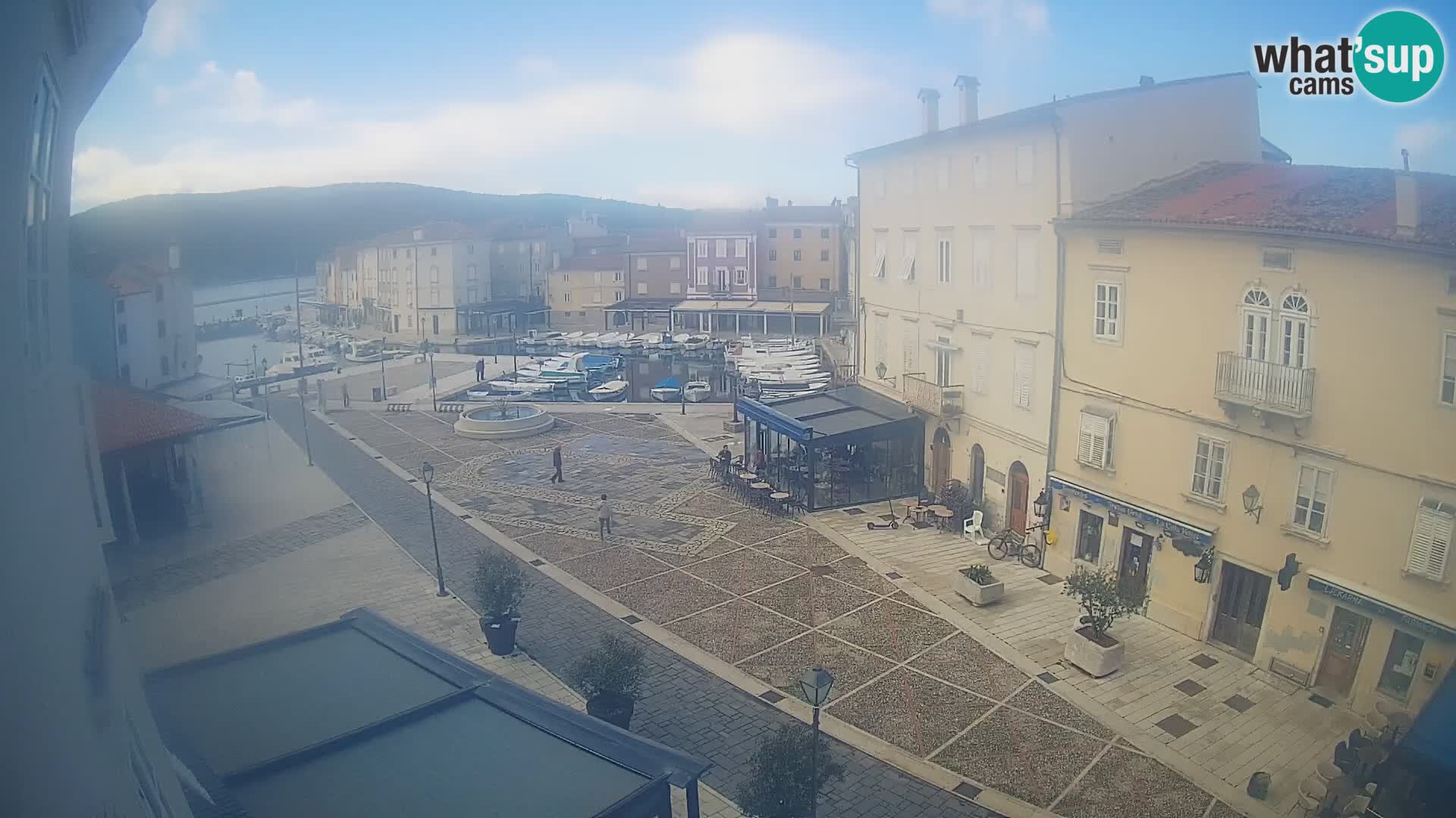 LIVE cam Cres city – place principale et “mandrač” – île de Cres – Croatie