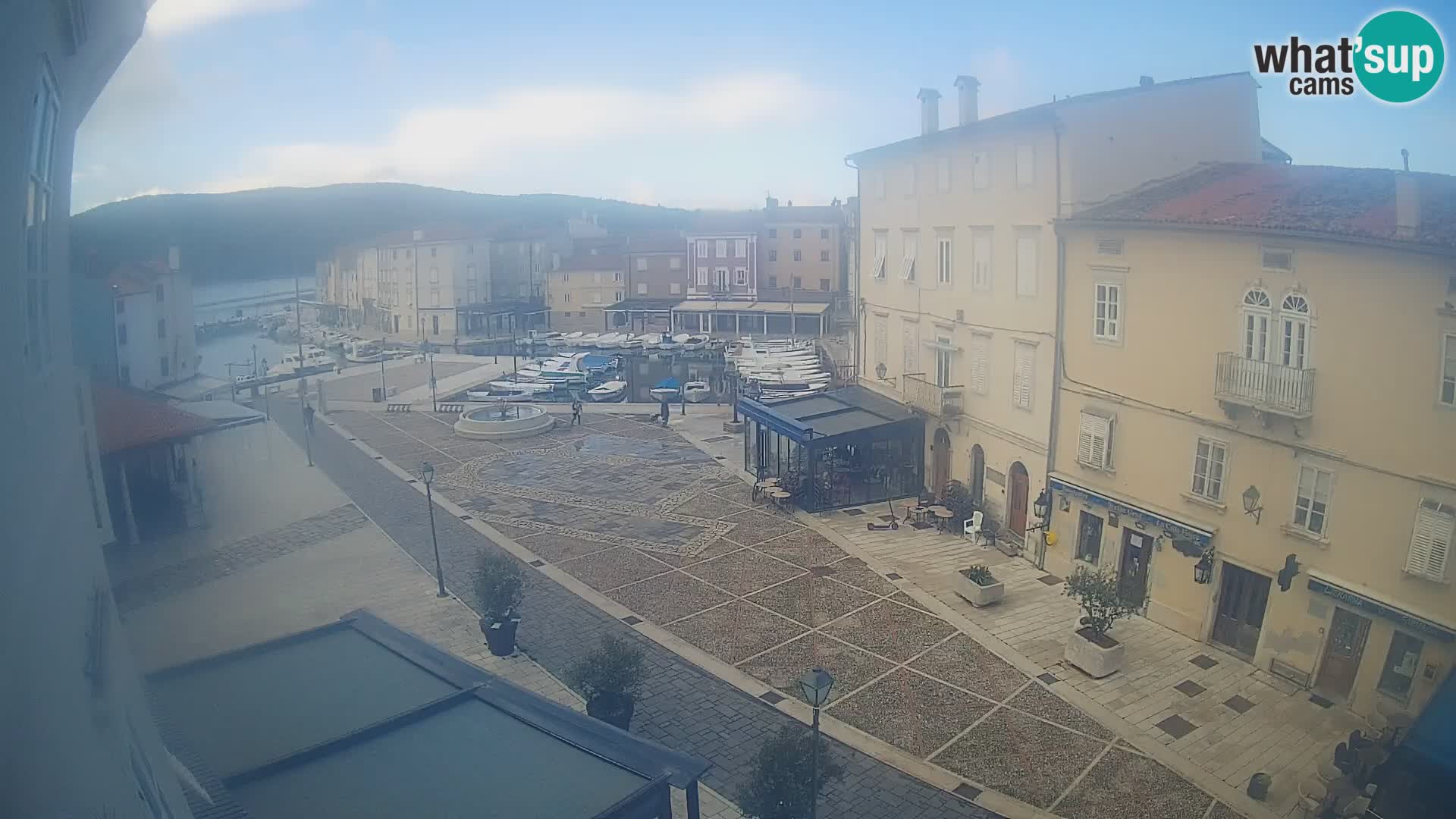 LIVE cam Cres Stadt – Hauptplatz und “mandrač” – Cres Insel – Kroatien