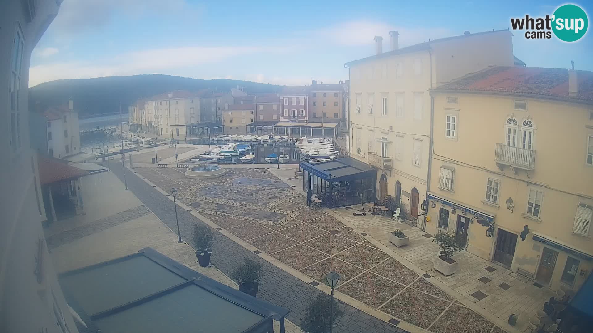 LIVE cam Cres Stadt – Hauptplatz und “mandrač” – Cres Insel – Kroatien