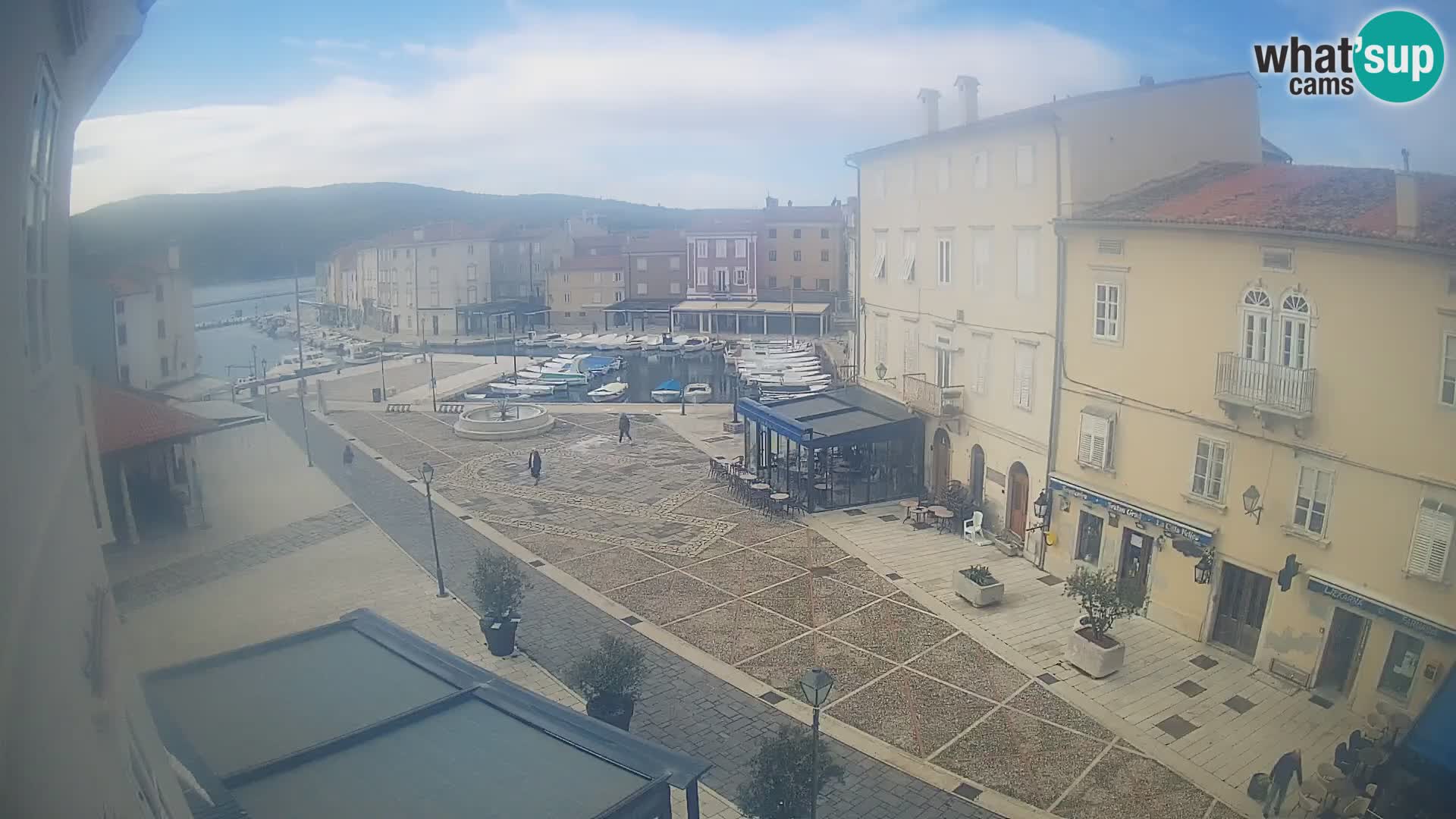 Cámara en vivo ciudad de Cres – plaza principal y “mandrač” – isla de Cres – Croacia