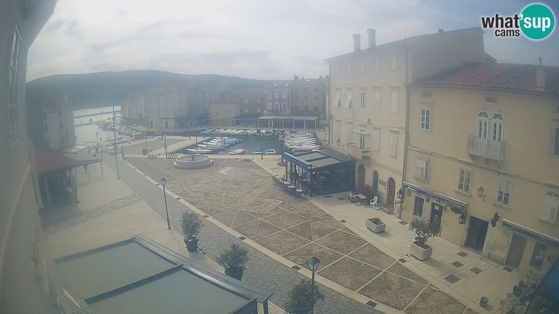 LIVE cam Cres city – place principale et “mandrač” – île de Cres – Croatie