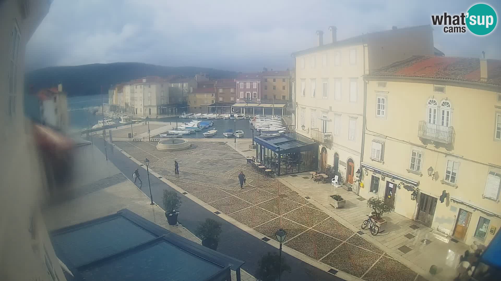 V ŽIVO spletna kamera Cres mesto – glavni trg in “mandrač” – otok Cres – Hrvaška