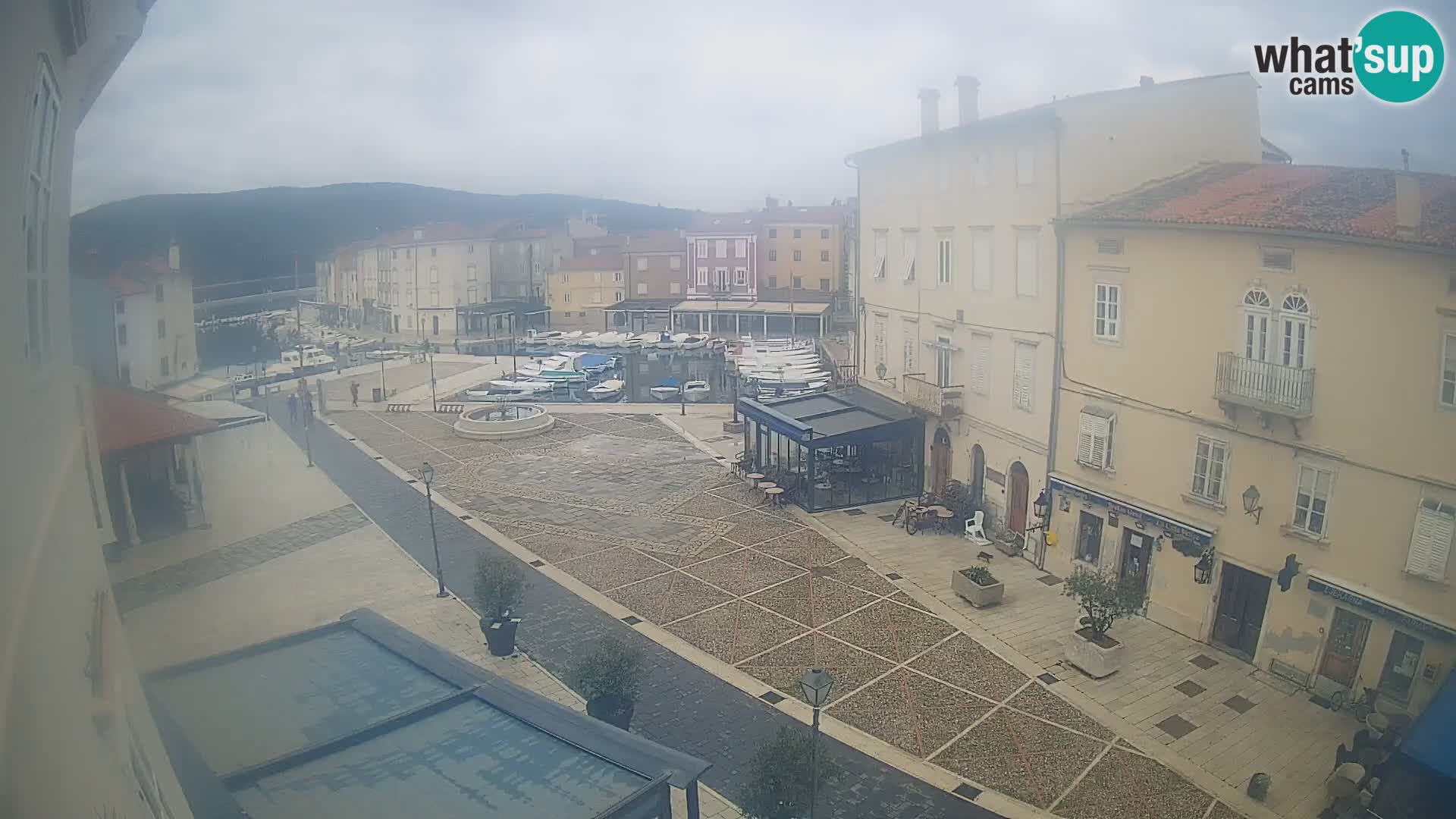 LIVE cam Cres city – place principale et “mandrač” – île de Cres – Croatie