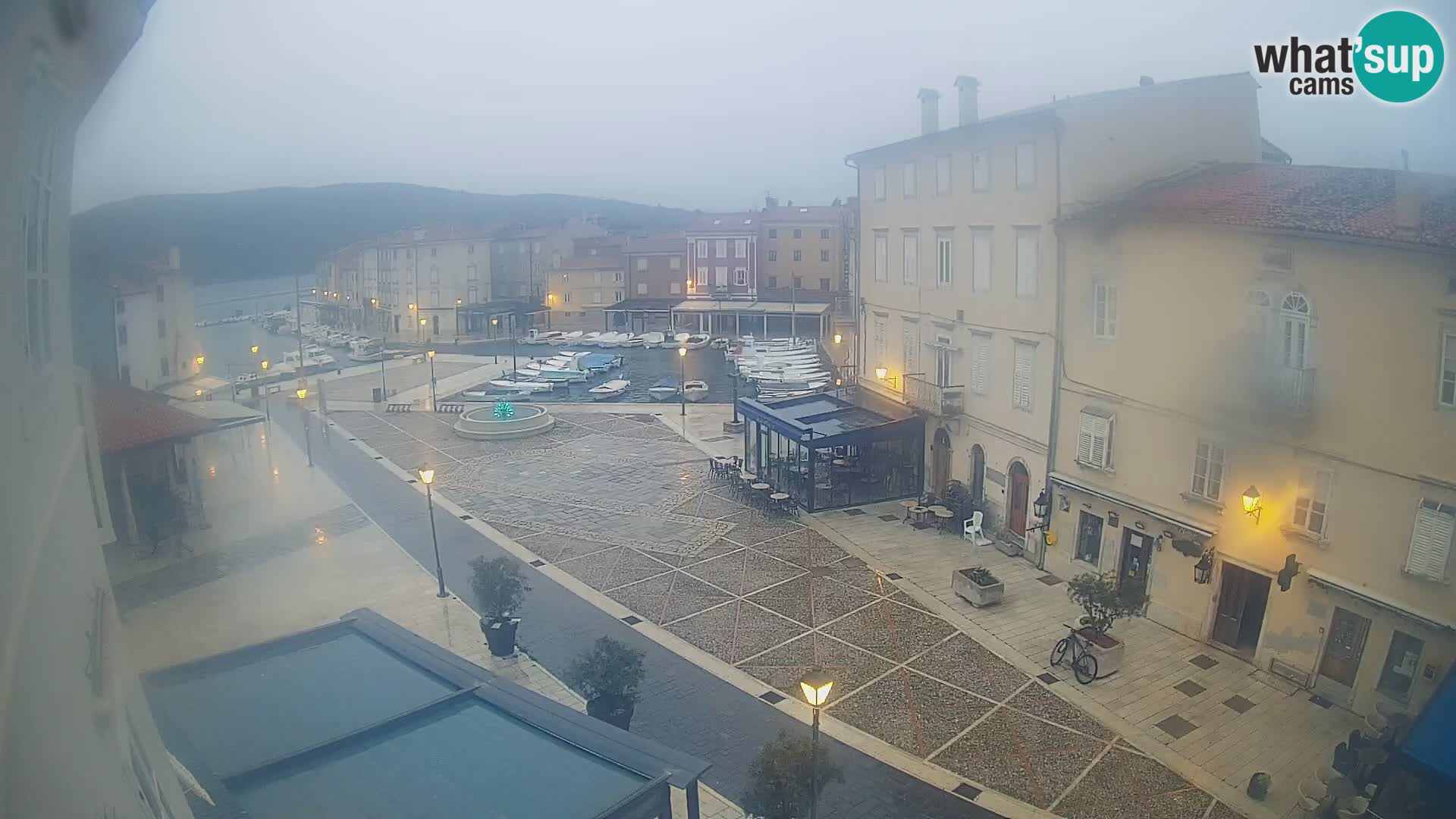 LIVE cam Cres city – place principale et “mandrač” – île de Cres – Croatie