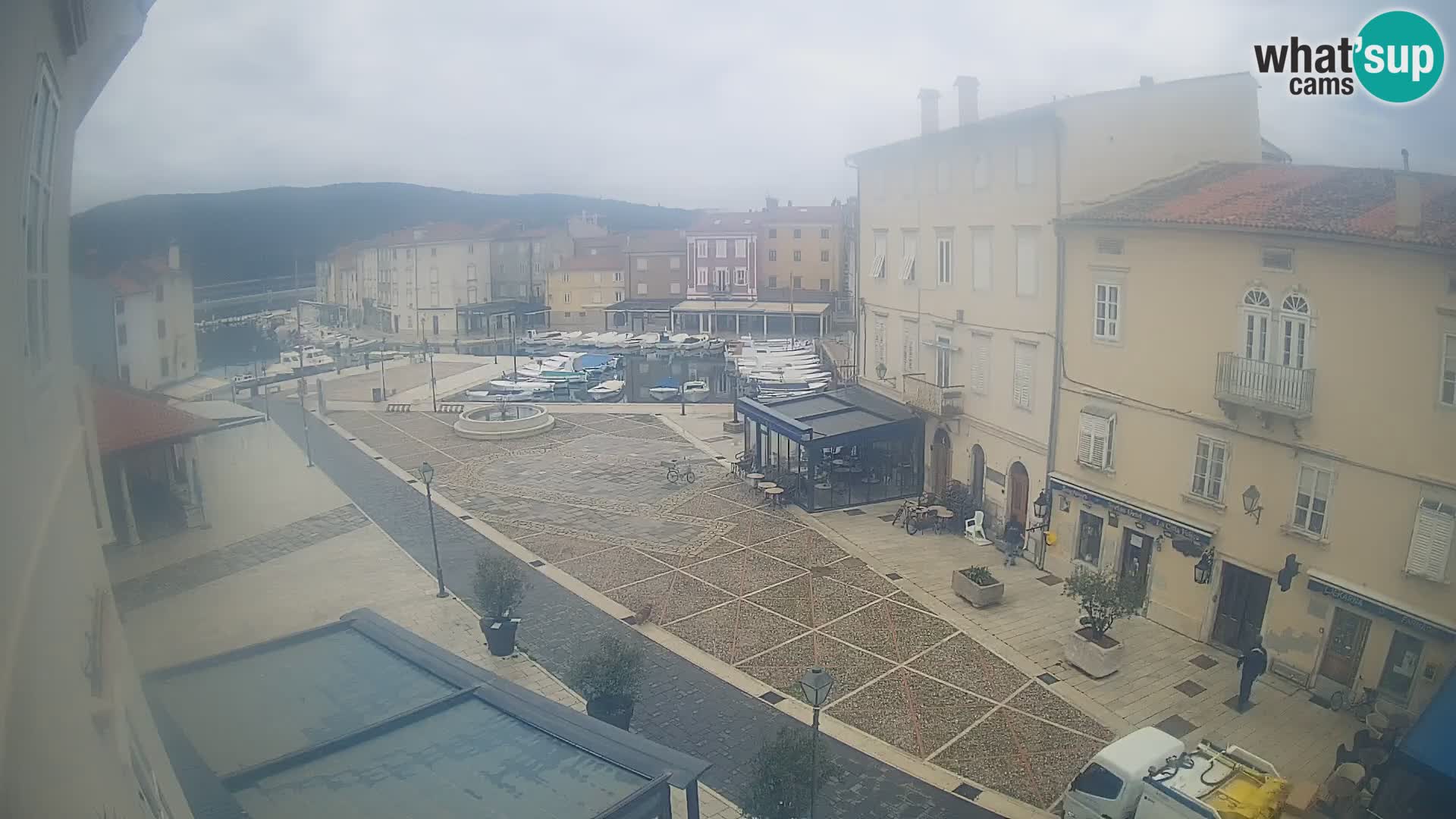 LIVE cam Cres city – place principale et “mandrač” – île de Cres – Croatie